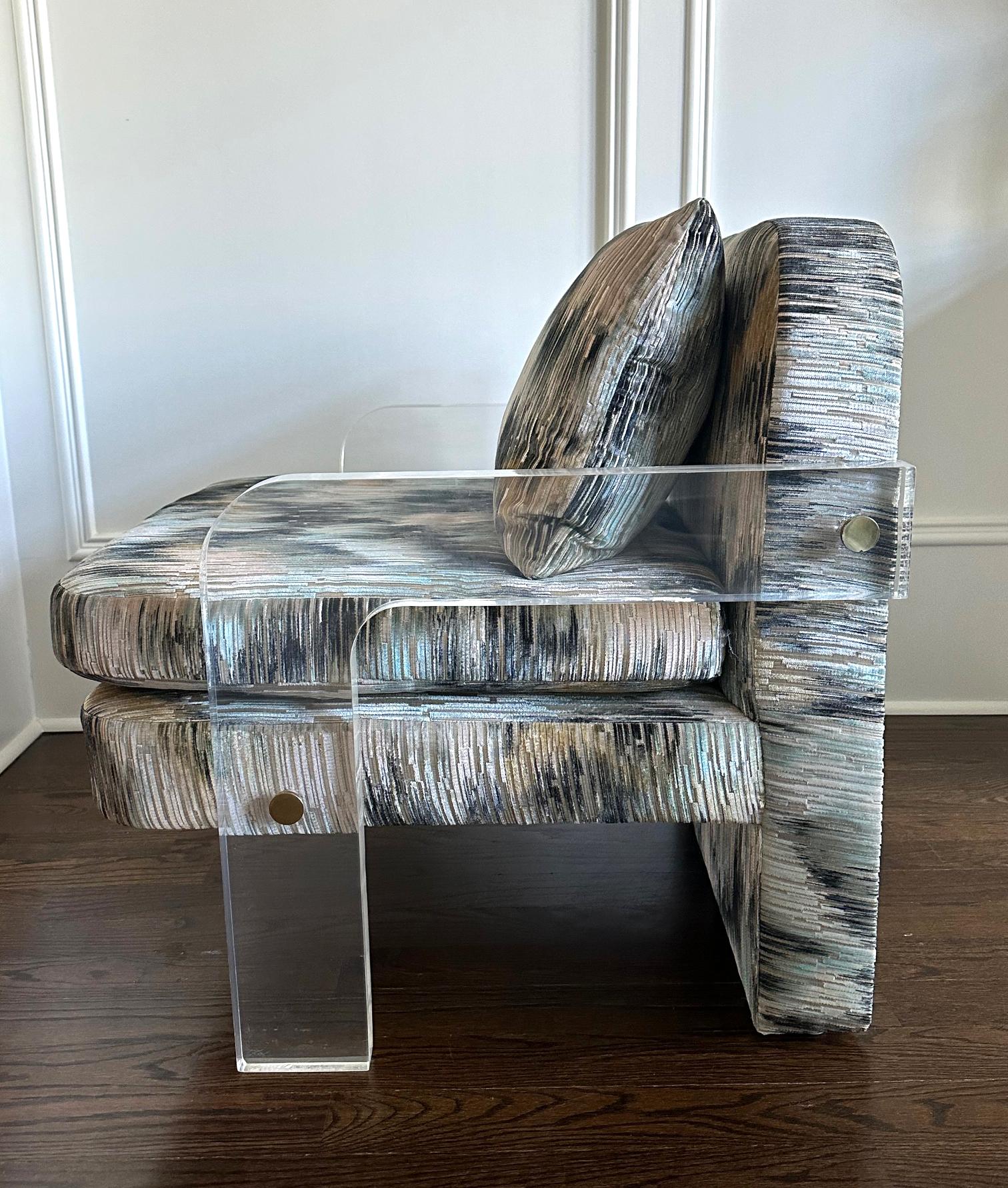 Lucite Lounge Chair with Pillow by Vladimir Kagan In Good Condition For Sale In Atlanta, GA