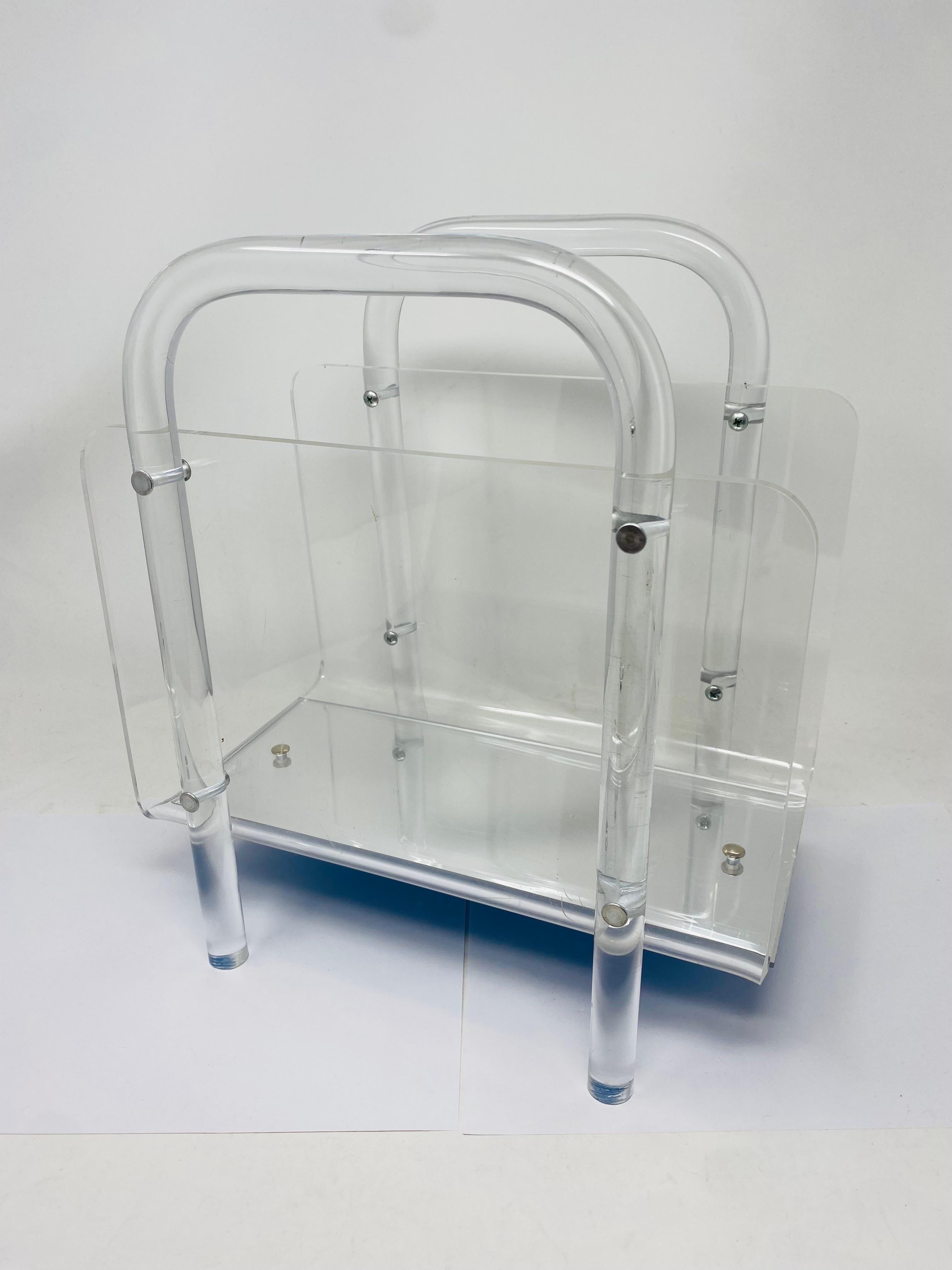 Americano Portariviste in lucite nello stile di Charles Hollis Jones in vendita