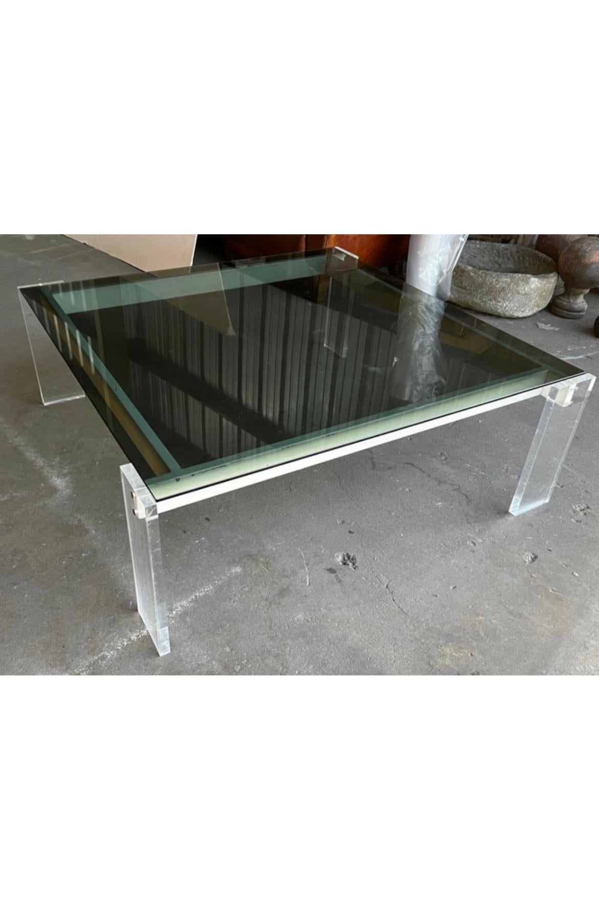 Verre Table basse italienne en lucite mi-siècle moderne en vente