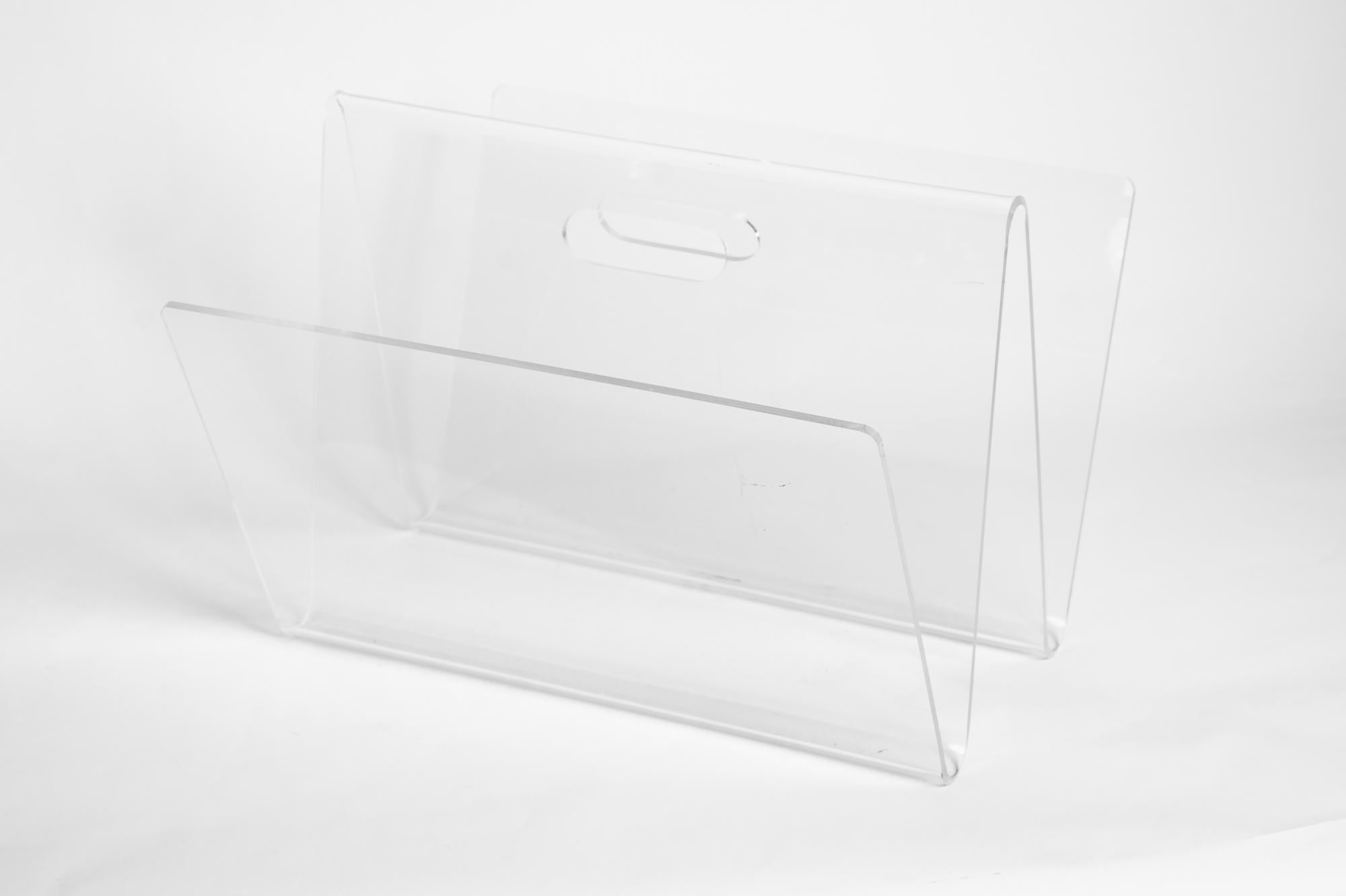 Lucite News Paper Stand, Italy, circa 1970s In Good Condition For Sale In Wien, AT