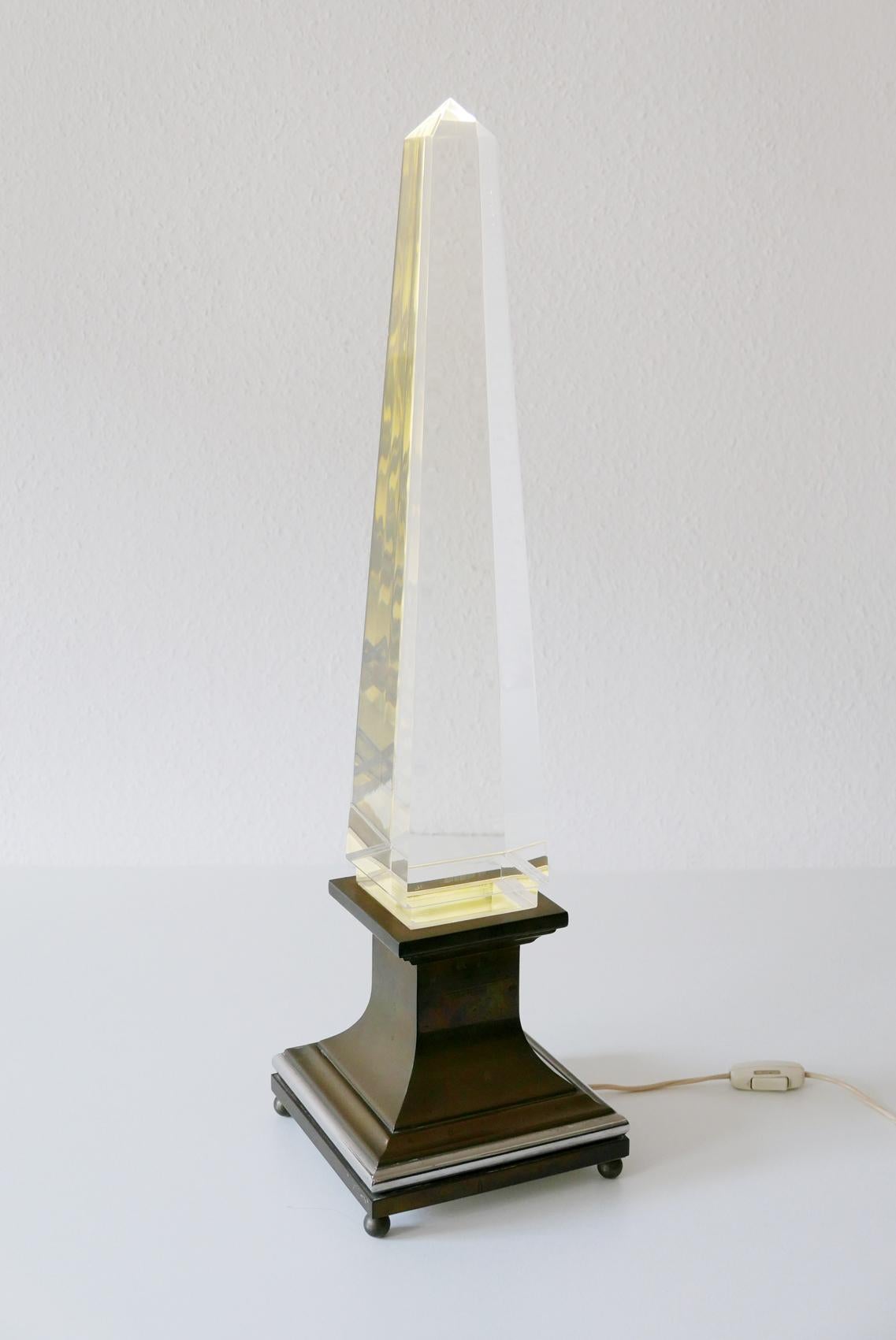 Mid-Century moderno Lampada da tavolo a obelisco in lucite di Sandro Petti per Maison Jansen, Francia, anni '70 in vendita