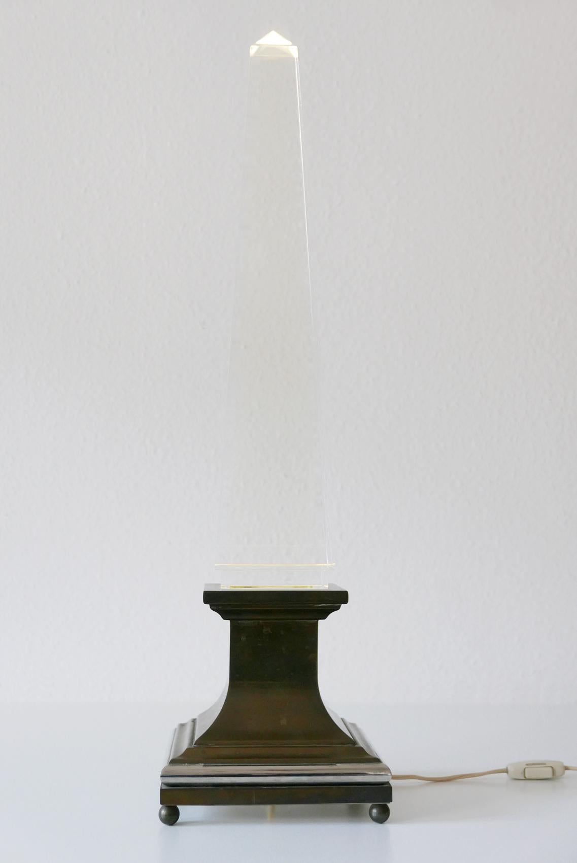 Patiné Lampe de table obélisque en lucite de Sandro Petti pour Maison Jansen, France, 1970 en vente