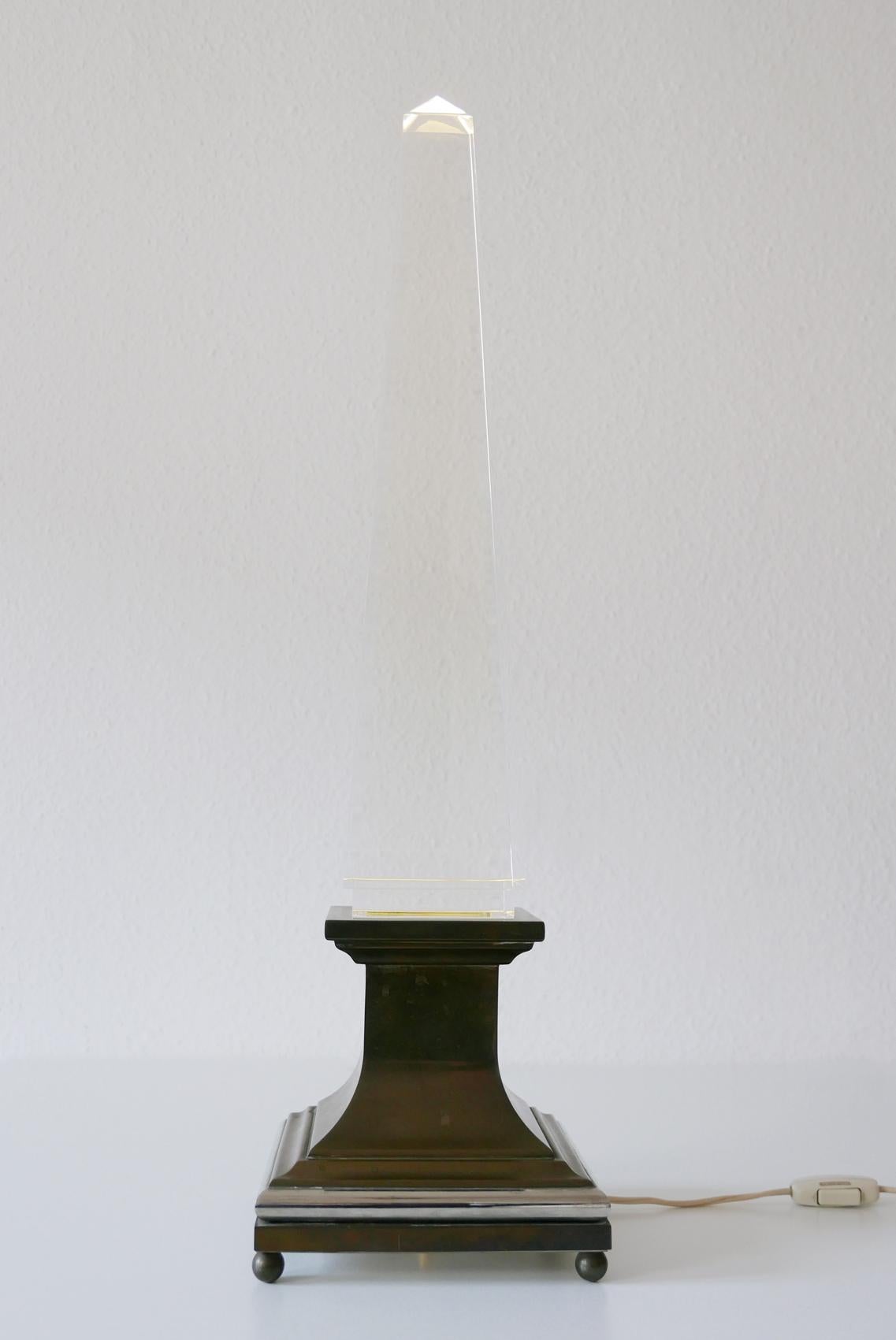 Lampada da tavolo a obelisco in lucite di Sandro Petti per Maison Jansen, Francia, anni '70 In condizioni buone in vendita a Munich, DE