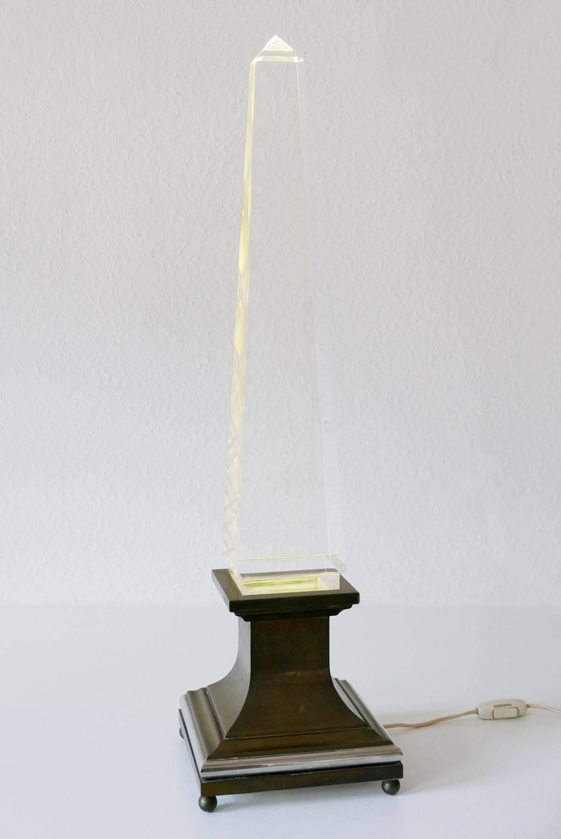 Fin du 20e siècle Lampe de table obélisque en lucite de Sandro Petti pour Maison Jansen, France, 1970 en vente