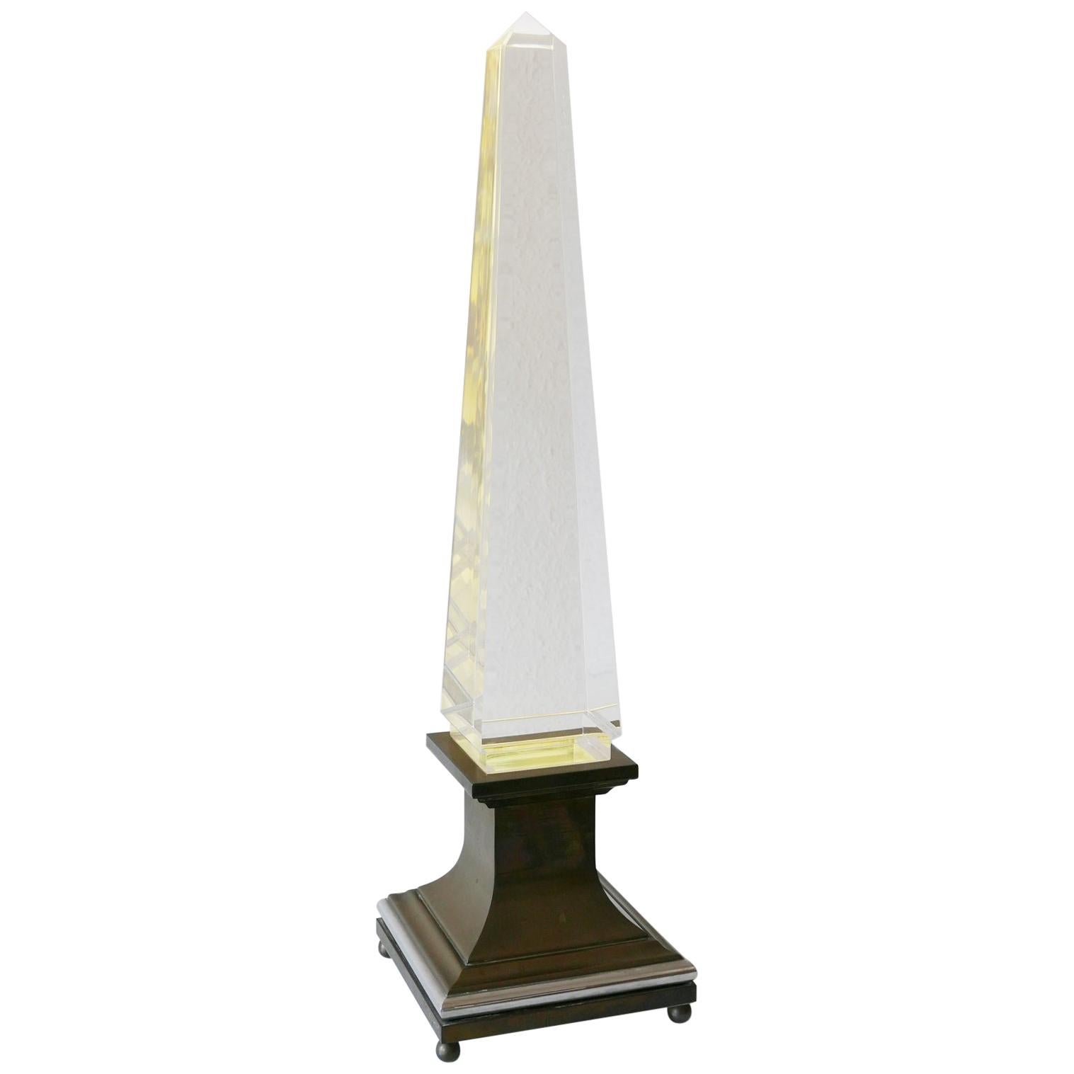 Lampada da tavolo a obelisco in lucite di Sandro Petti per Maison Jansen, Francia, anni '70