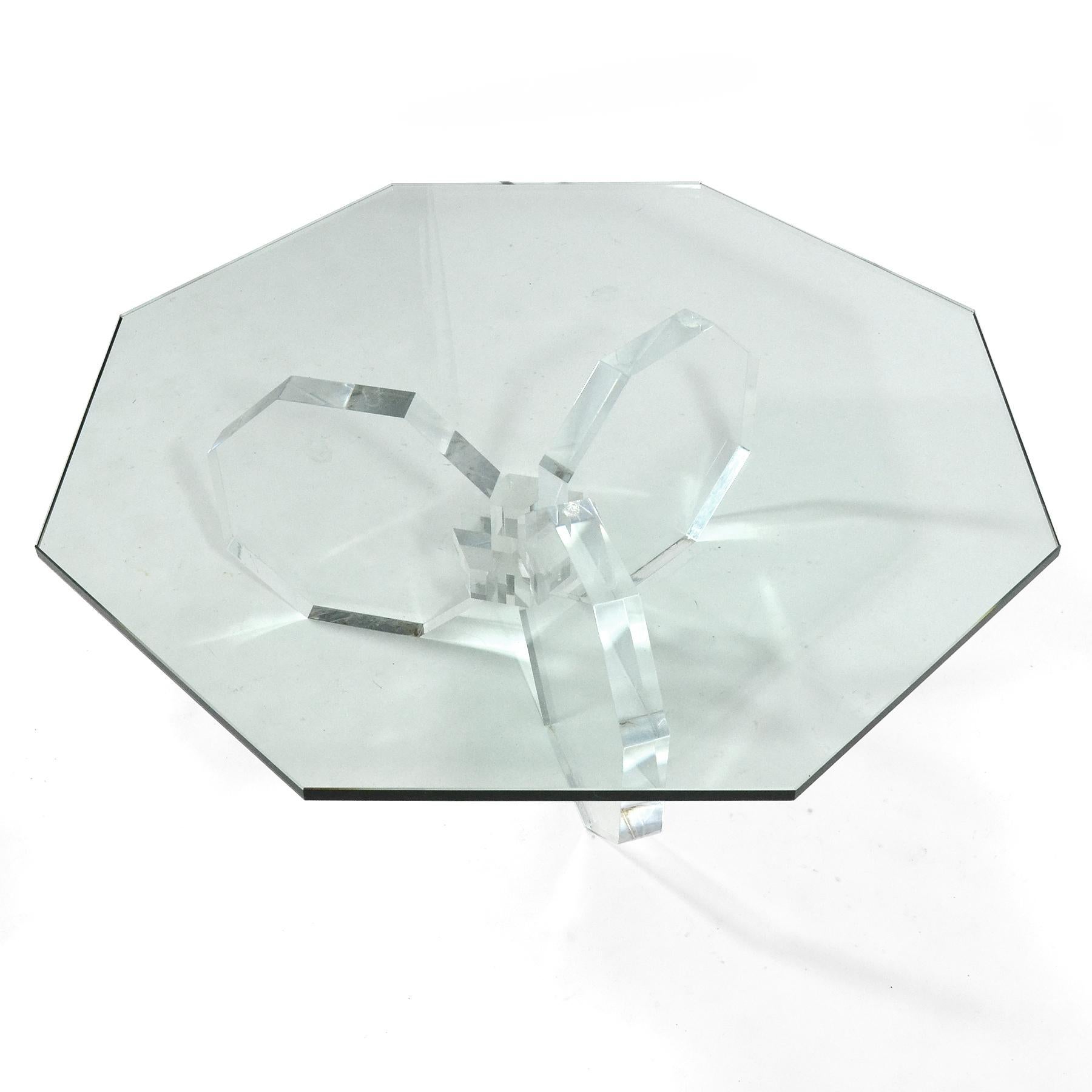 Américain Table basse de forme octogonale en lucite en vente
