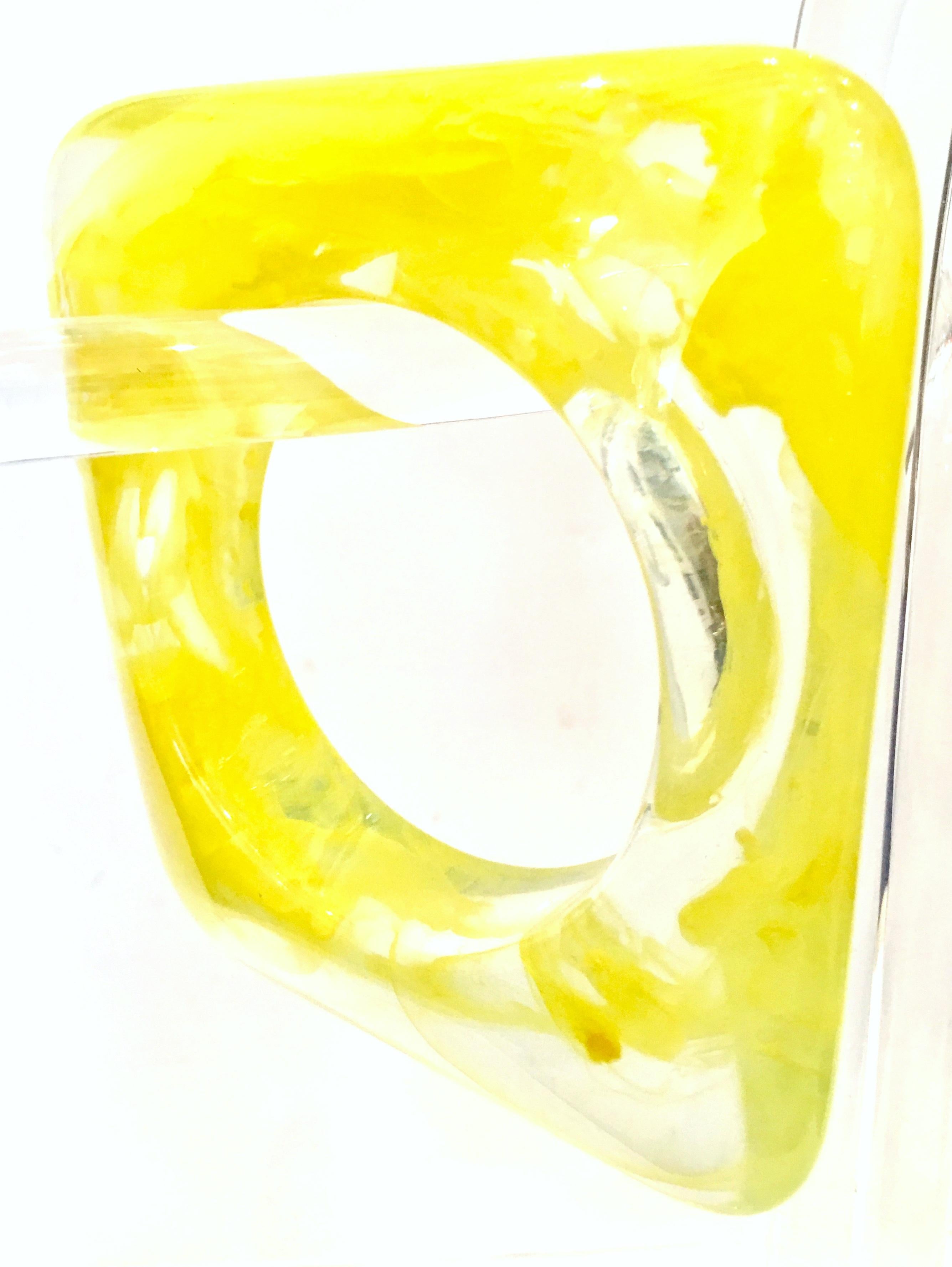 Lucite Organic Form Circle In A Square Bangle Bracelet In Good Condition For Sale In West Palm Beach, FL
