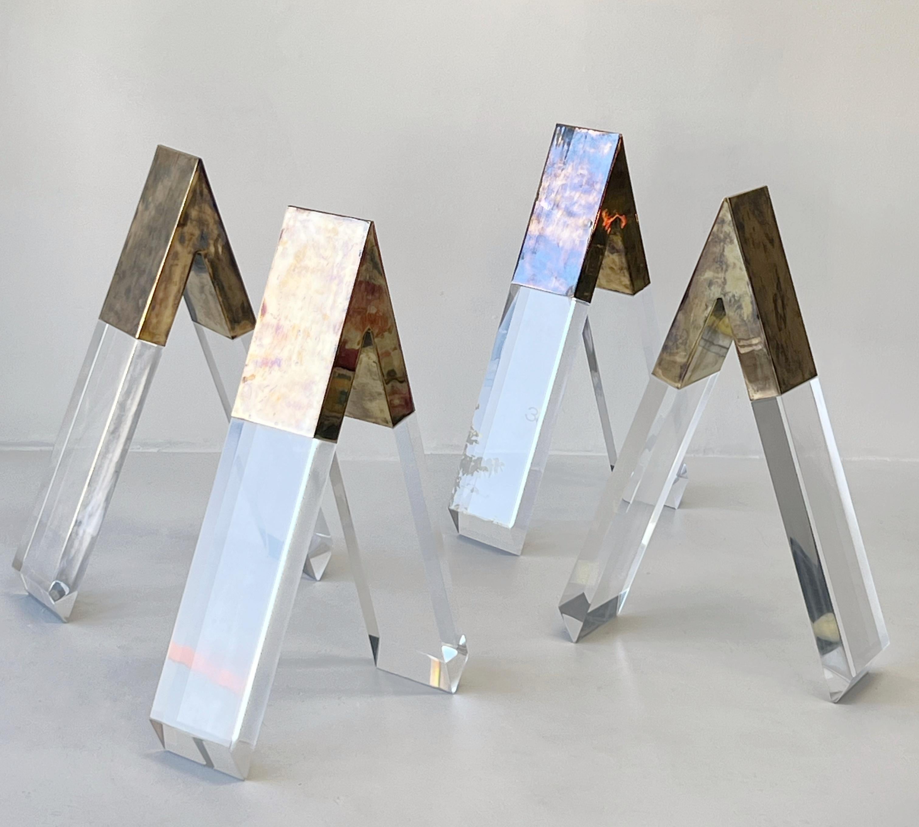 Américain Socle de table de conférence à tréteaux pour salle à manger en laiton patiné Lucite en vente