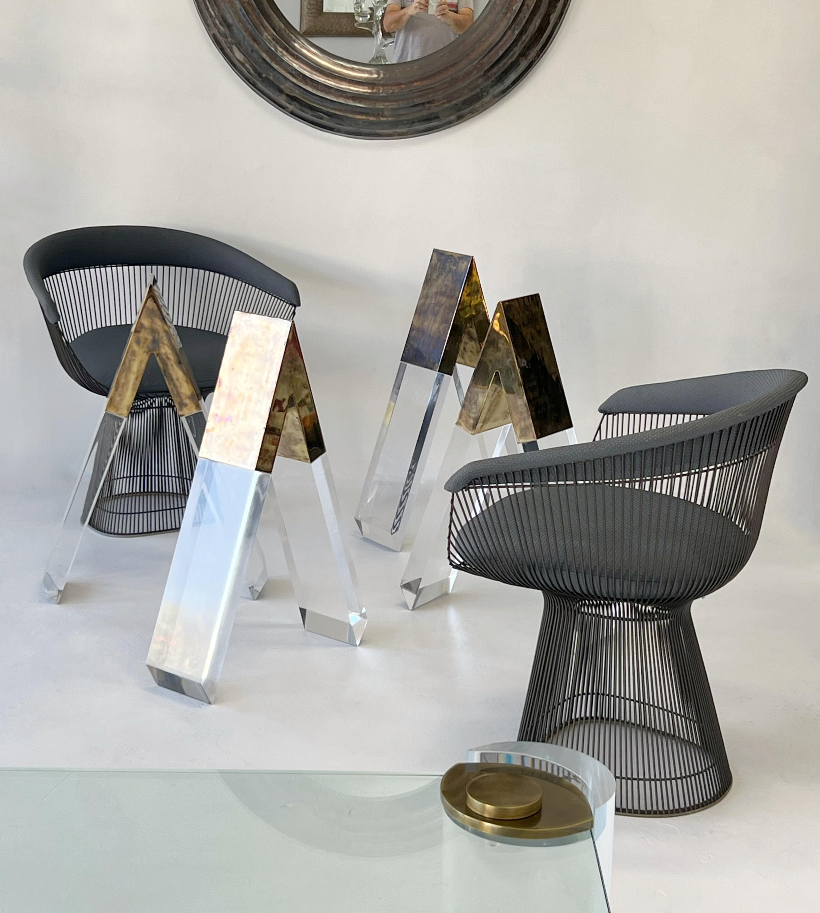 Socle de table de conférence à tréteaux pour salle à manger en laiton patiné Lucite Bon état - En vente à Miami, FL