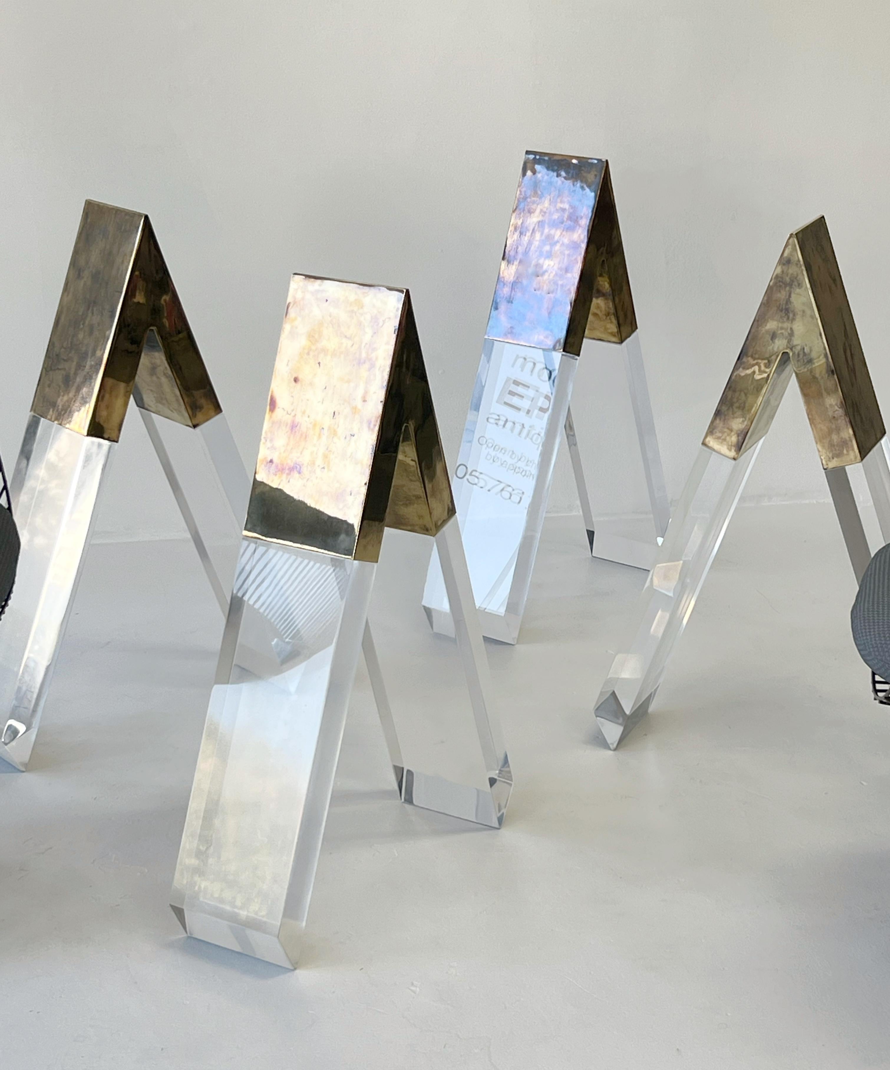 Fin du 20e siècle Socle de table de conférence à tréteaux pour salle à manger en laiton patiné Lucite en vente