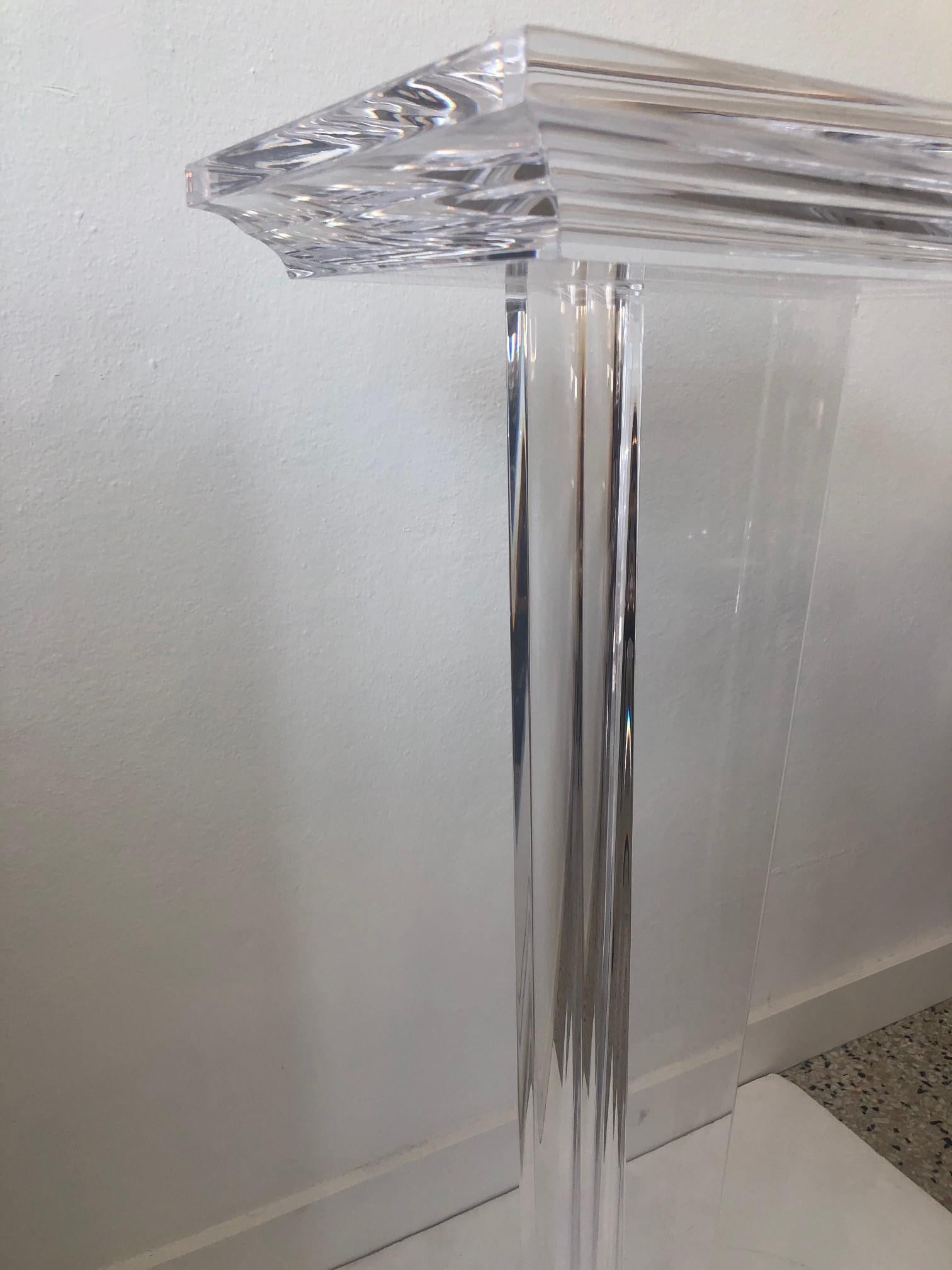 This stylish lucite pedestal by Haziza has taken it form from pieces created during the reign of Louis XVI with its classical lines.

