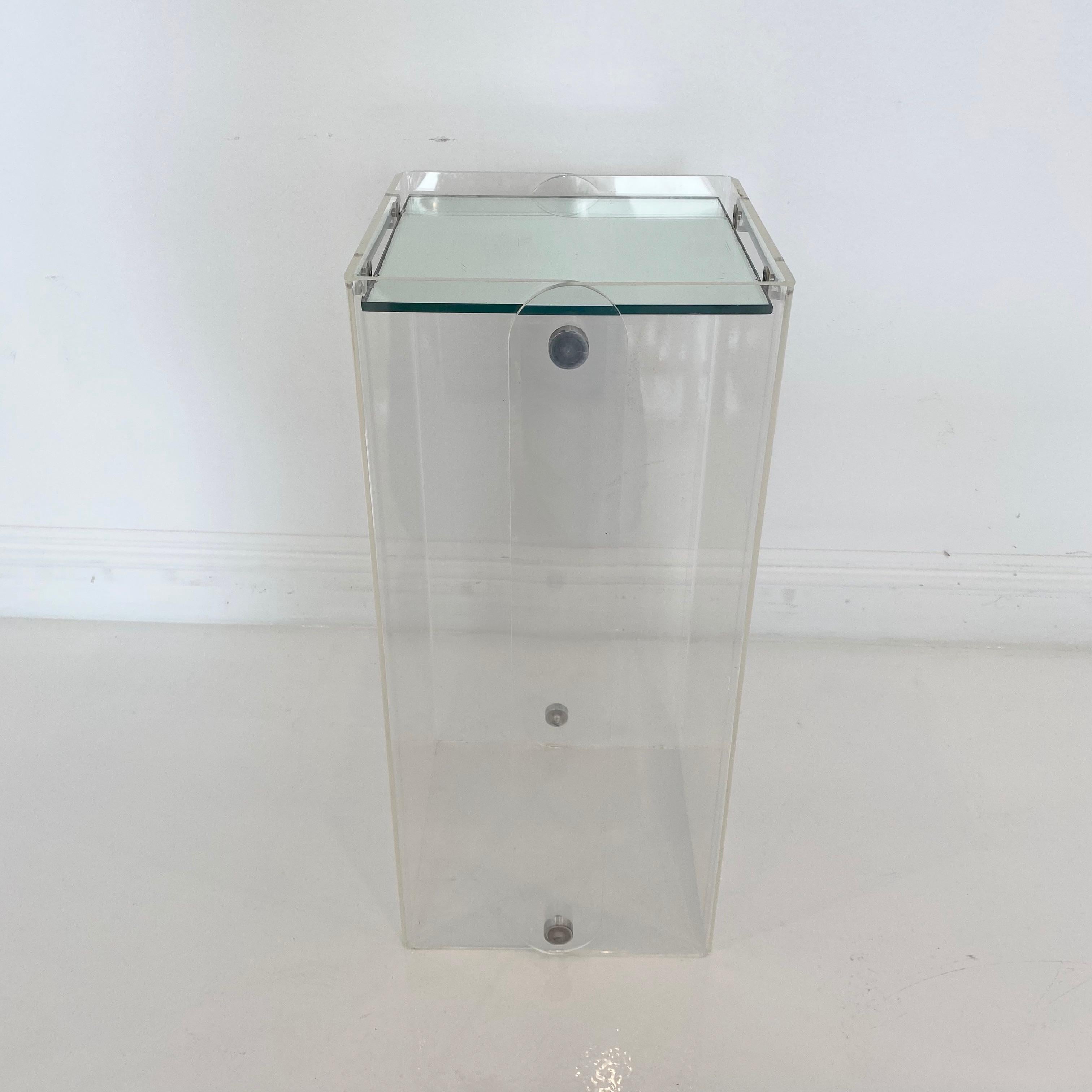 Lucite Pedestal In Good Condition For Sale In Los Angeles, CA