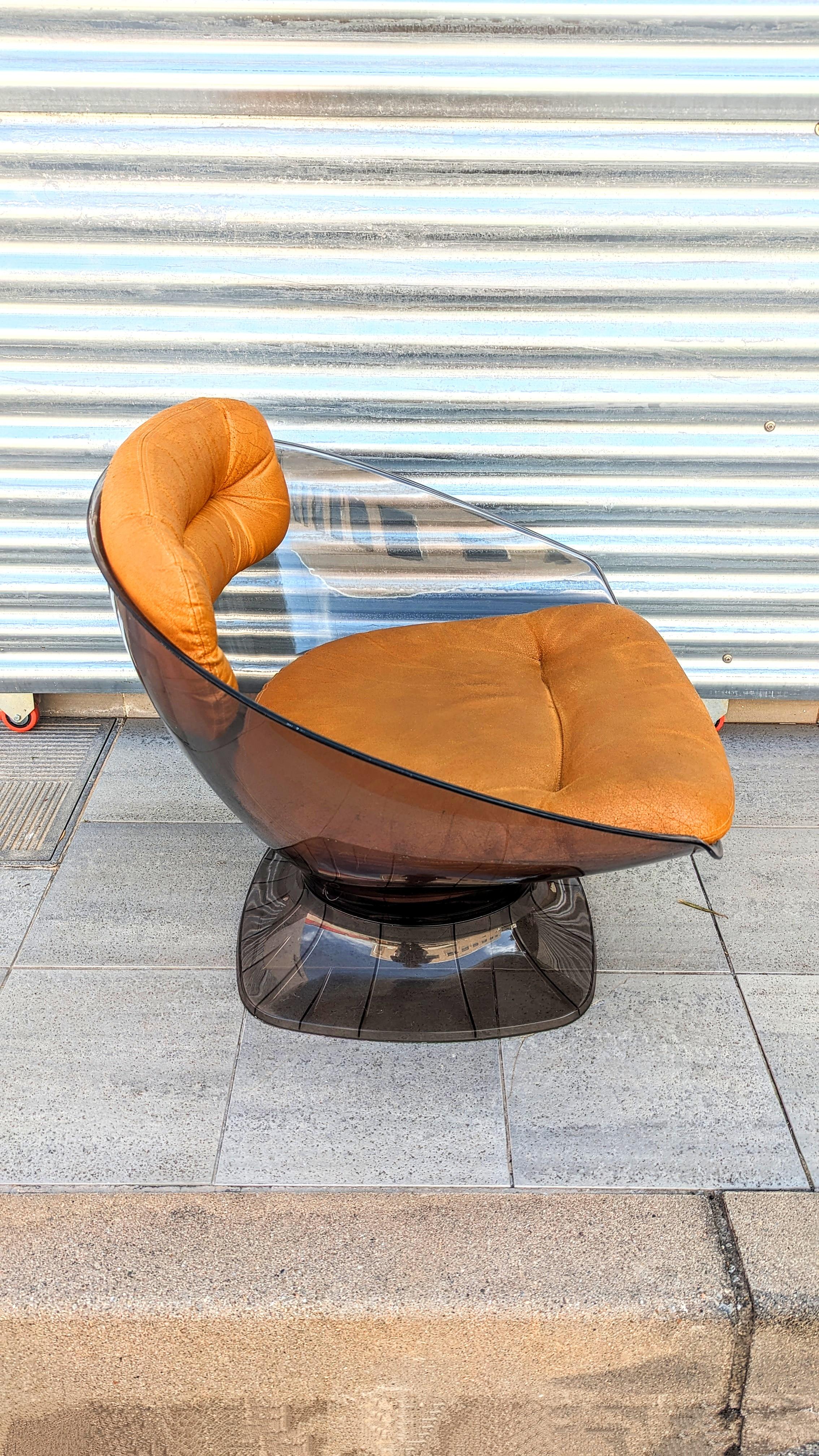 ‘’Lucite Pod’’ Lounge Chair by Raphael Raffel, France 1970s  In Good Condition In L'Escala, ES