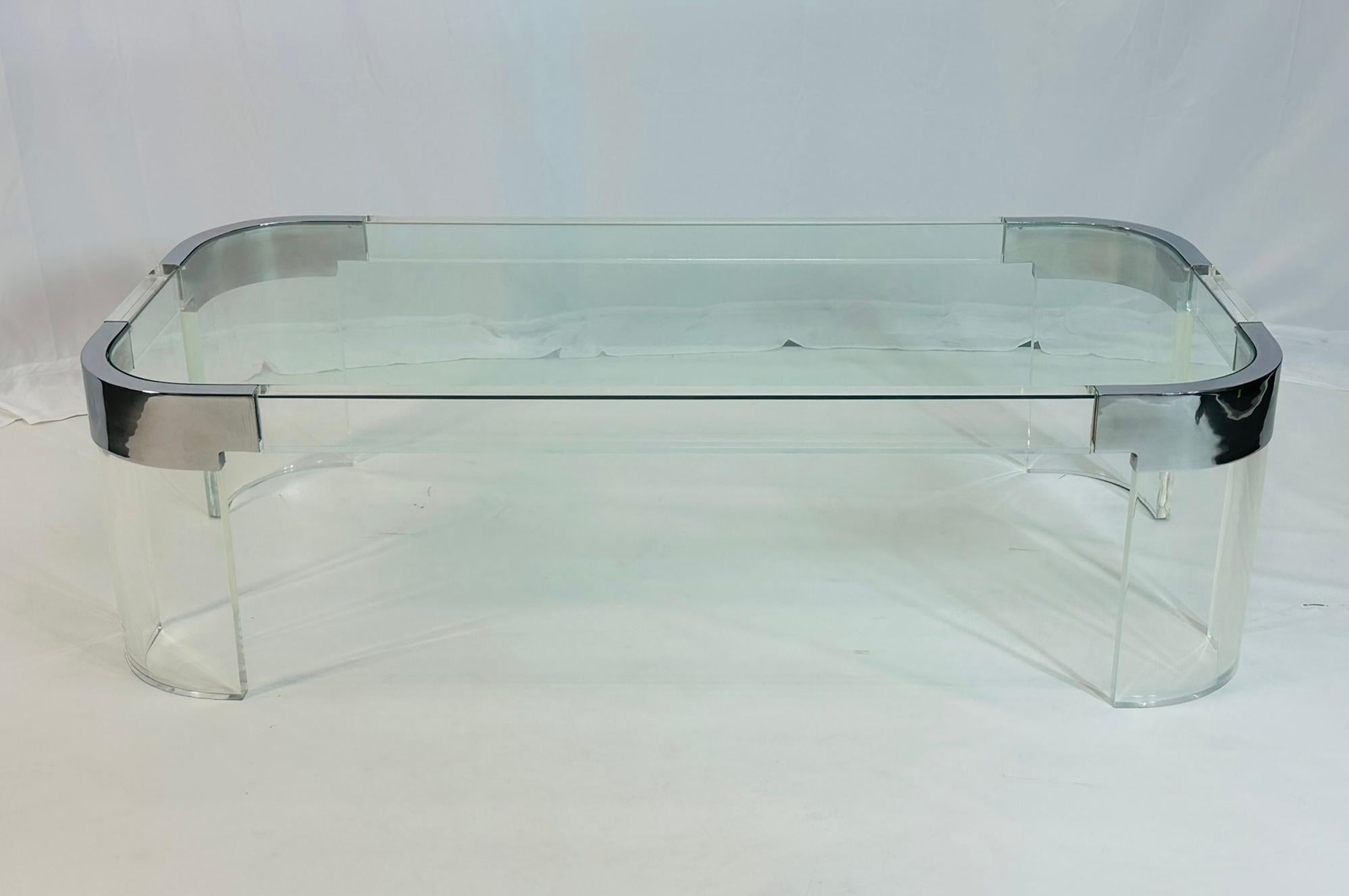 Voici l'étonnante table basse Waterfall des années 1970 en Lucite, verre et nickel poli du célèbre designer Charles Hollis Jones, signée pour l'authenticité. Ce meuble exquis est le mélange parfait entre le moderne et le vintage, avec un design