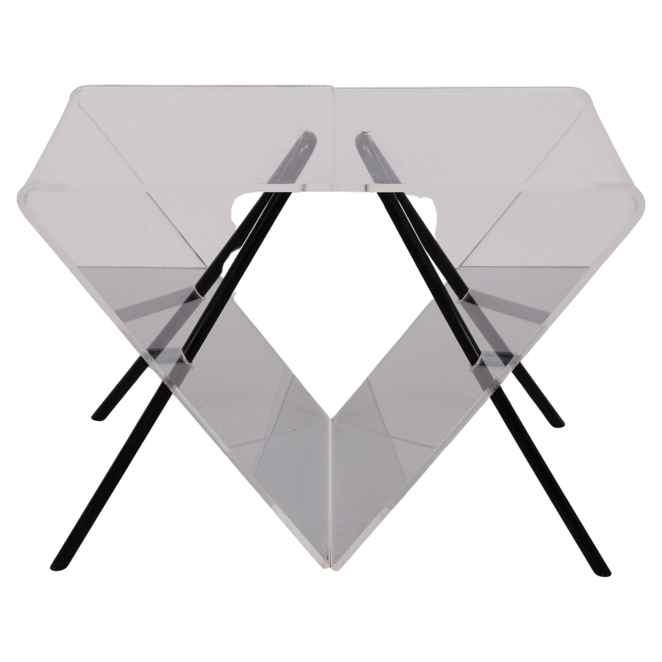 Très belle paire de tables d'appoint post-modernes en Lucite avec pieds en métal noir.
Fabriqué par Lui Art Holland Design 1980 .
En état vintage, avec quelques rayures.  