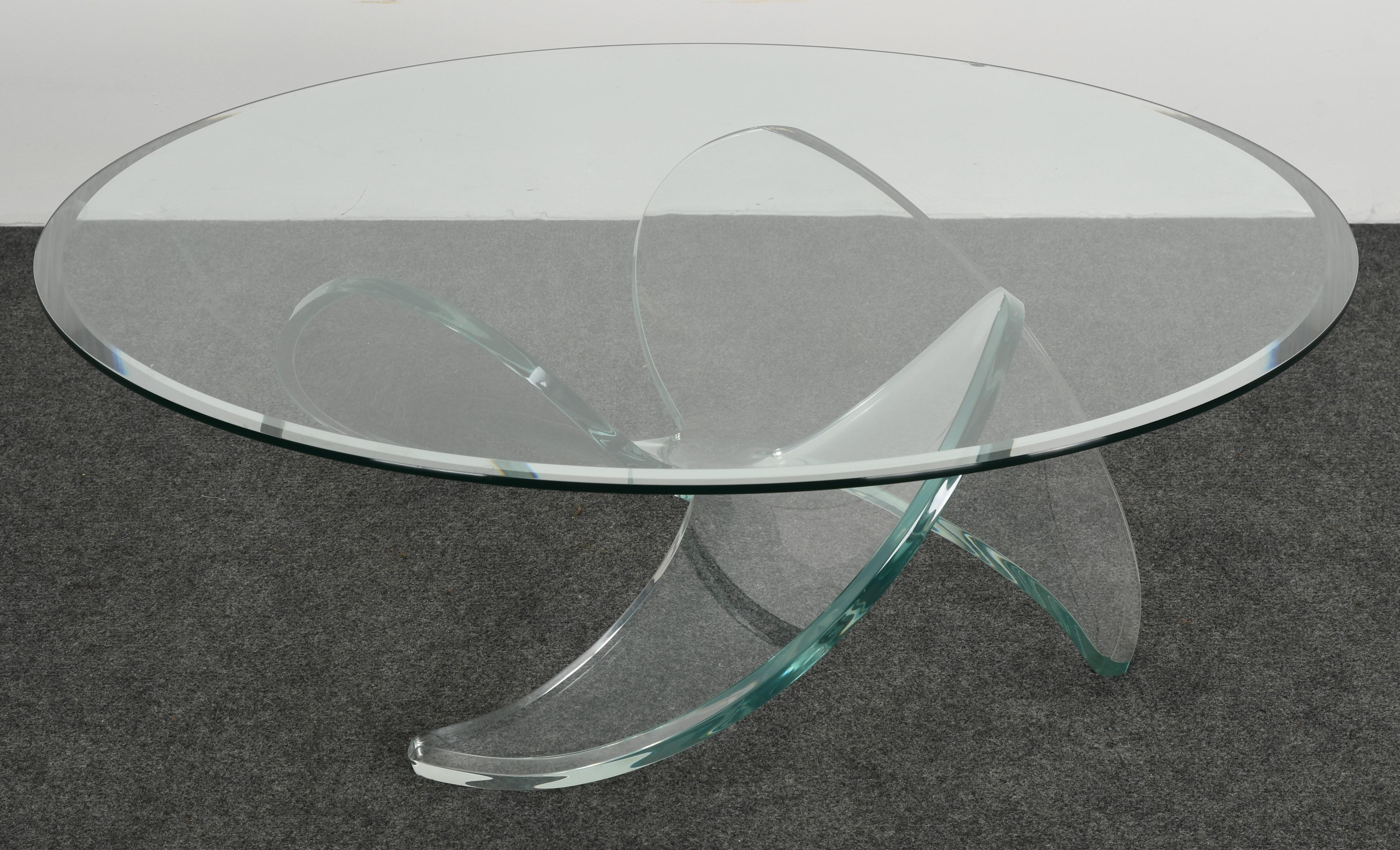 A Mid-Century Modern Lucite propeller coffee or cocktail table in the style of Knut Hesterberg. This table comes with a new glass top shipped to your location. Choice of beveled or non-beveled glass. The Lucite base is in very good condition. The
