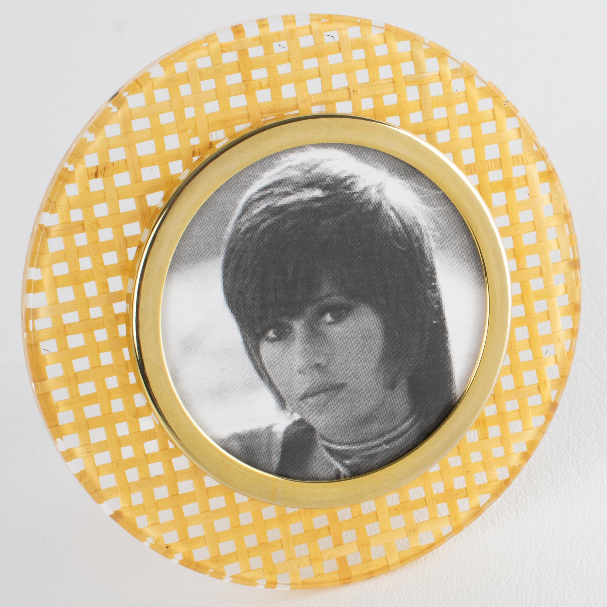 Ce superbe cadre photo décoratif est parfait pour un espace de vie ou une coiffeuse. Le cadre photo présente une forme arrondie avec de la Lucite transparente et un cannage en rotin ou en osier. Le rotin est encastré dans le Lucite. Le tableau est