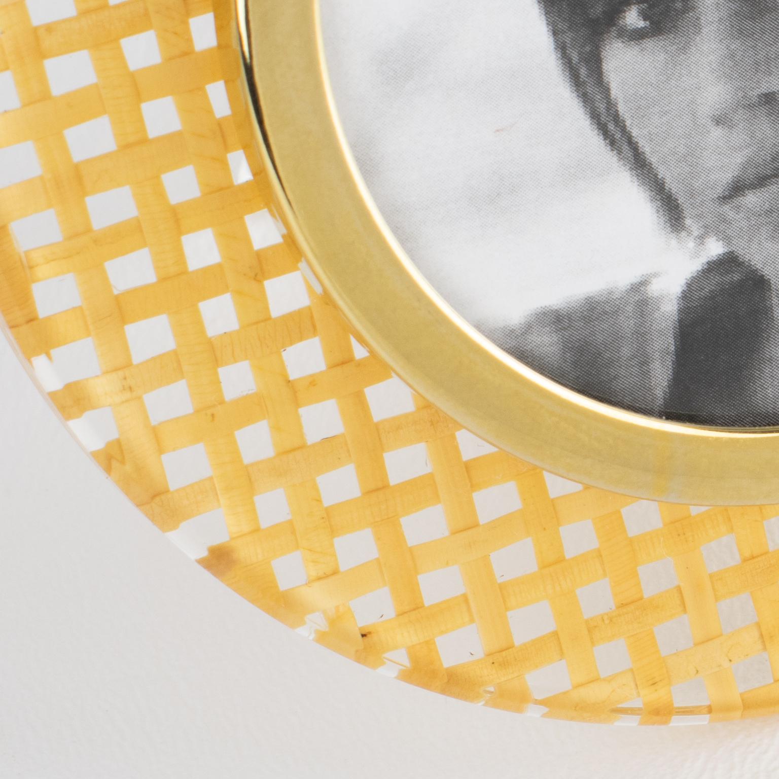 Cadre en lucite, rotin et aluminium doré, Italie vers 1970 en vente 1