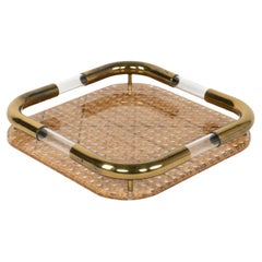Serviertablett oder Tafelaufsatz aus Lucite, Rattan und Messing im Dior Home Style, Italien 1970er Jahre