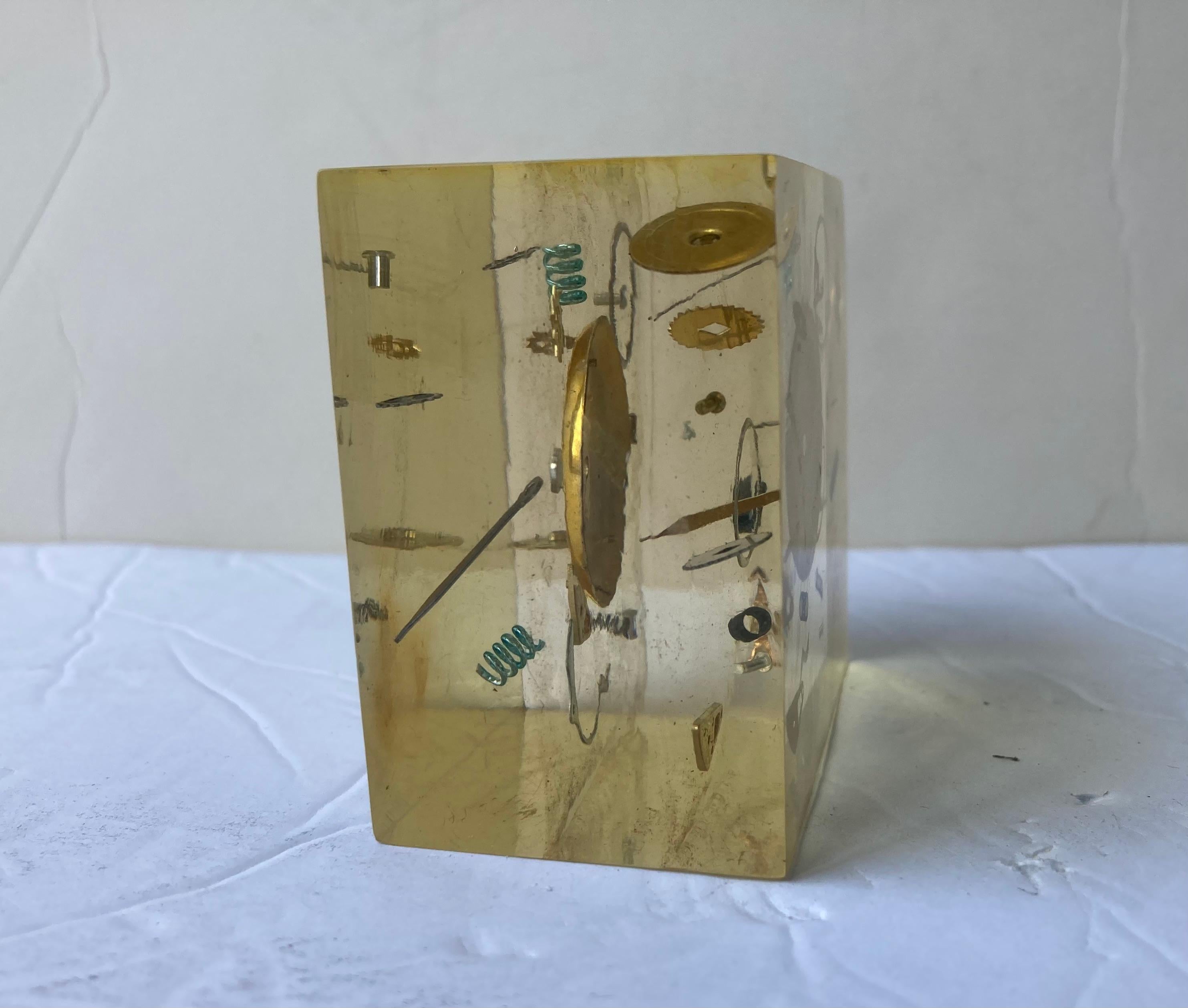 Français Sculpture/accroche-papier attachée à Pierre Giraudon avec pièces d'horloge en résine Lucite en vente