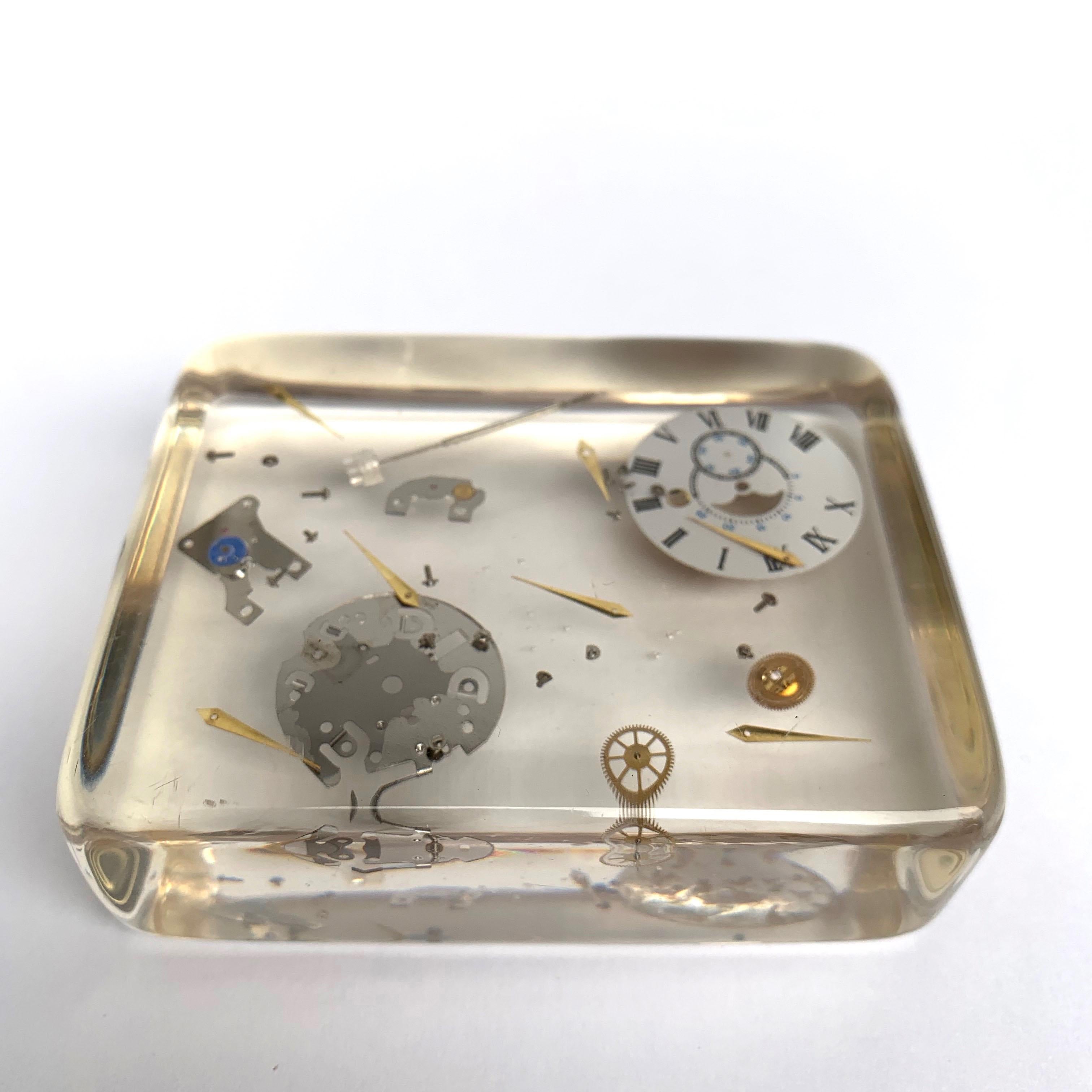Rare cube in resin and Lucite an exploded watch by Pierre Giraudon France of the 1970s.
In perfect condition.
 