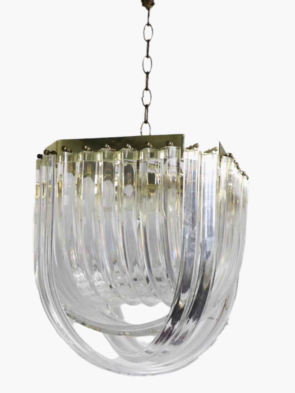 Lampadario a nastro in lucite Ca. 1970/1980's In condizioni buone in vendita a New York, NY