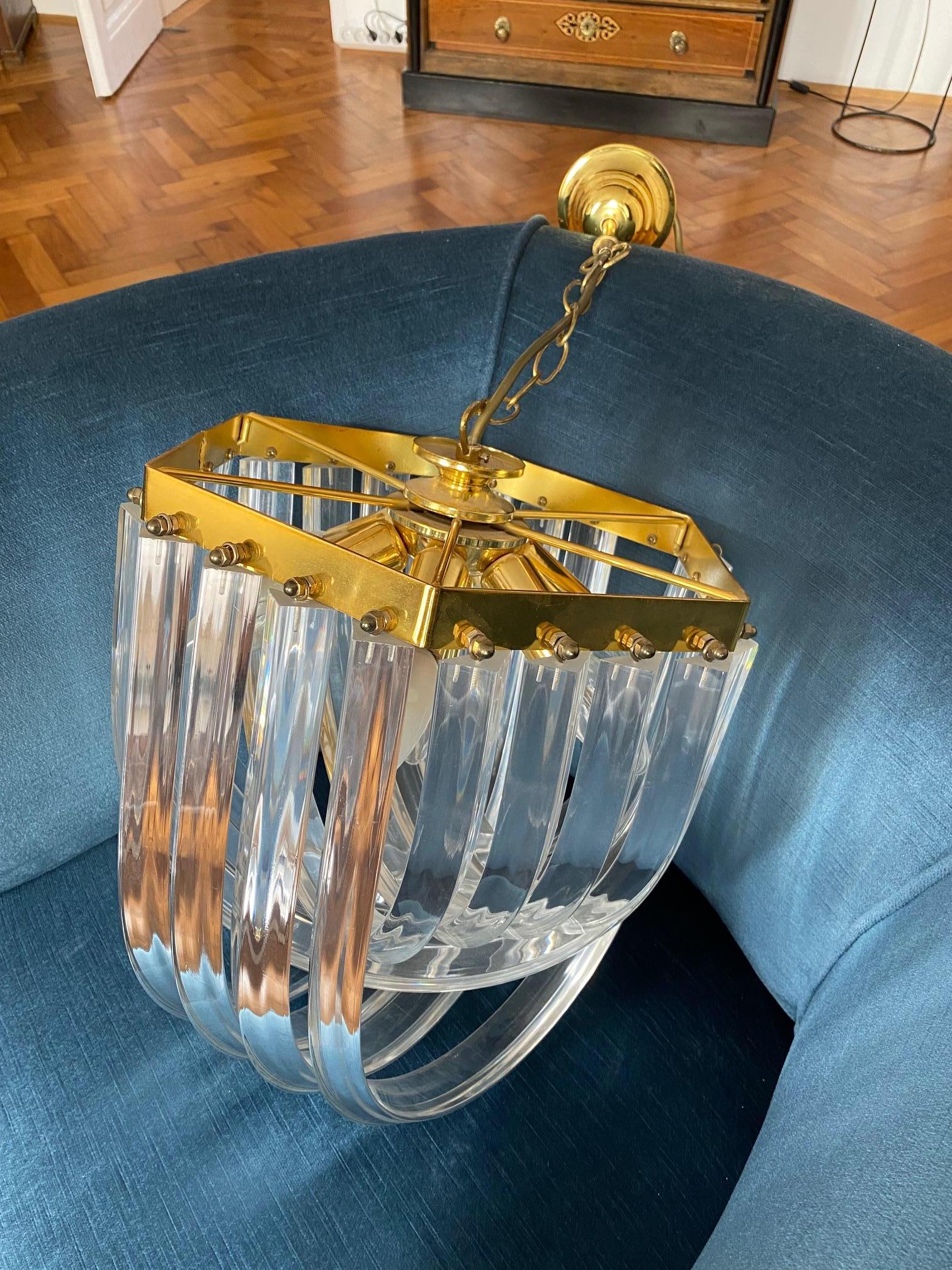 Lucite Ribbon Prism Chandelier in the Style of Triedri and Carlo Nason 1970s In Good Condition For Sale In Vienna, AT