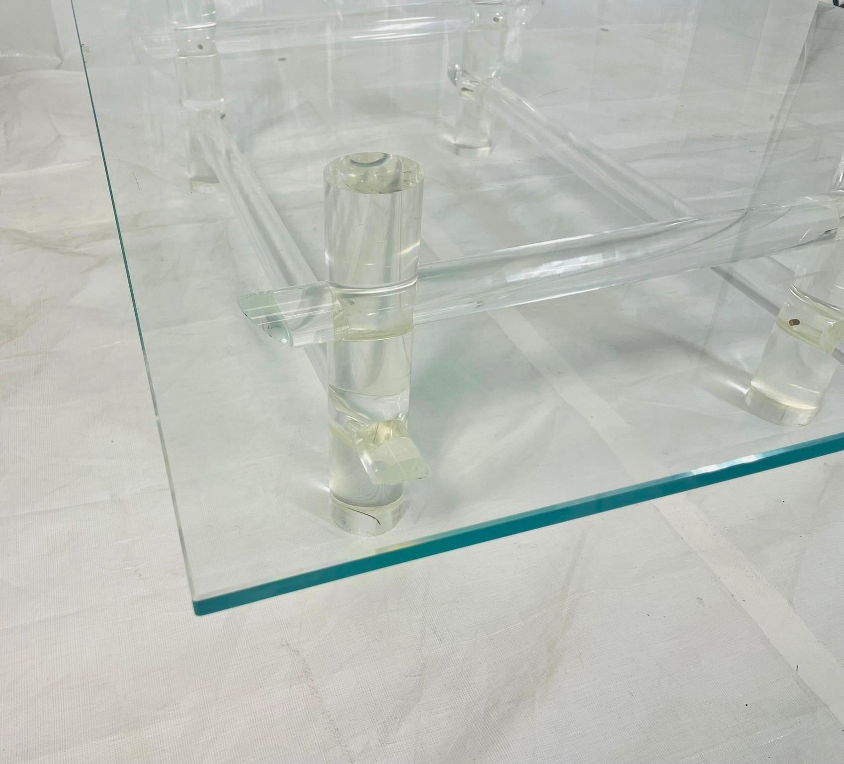 Llamativa mesa de centro vintage de Lucite atribuida a Les Prismatiques, conocidos por sus atrevidos muebles arquitectónicos de acrílico de los años 70 y 80. Este diseño escultural presenta gruesas varillas cilíndricas de Lucite conectadas con