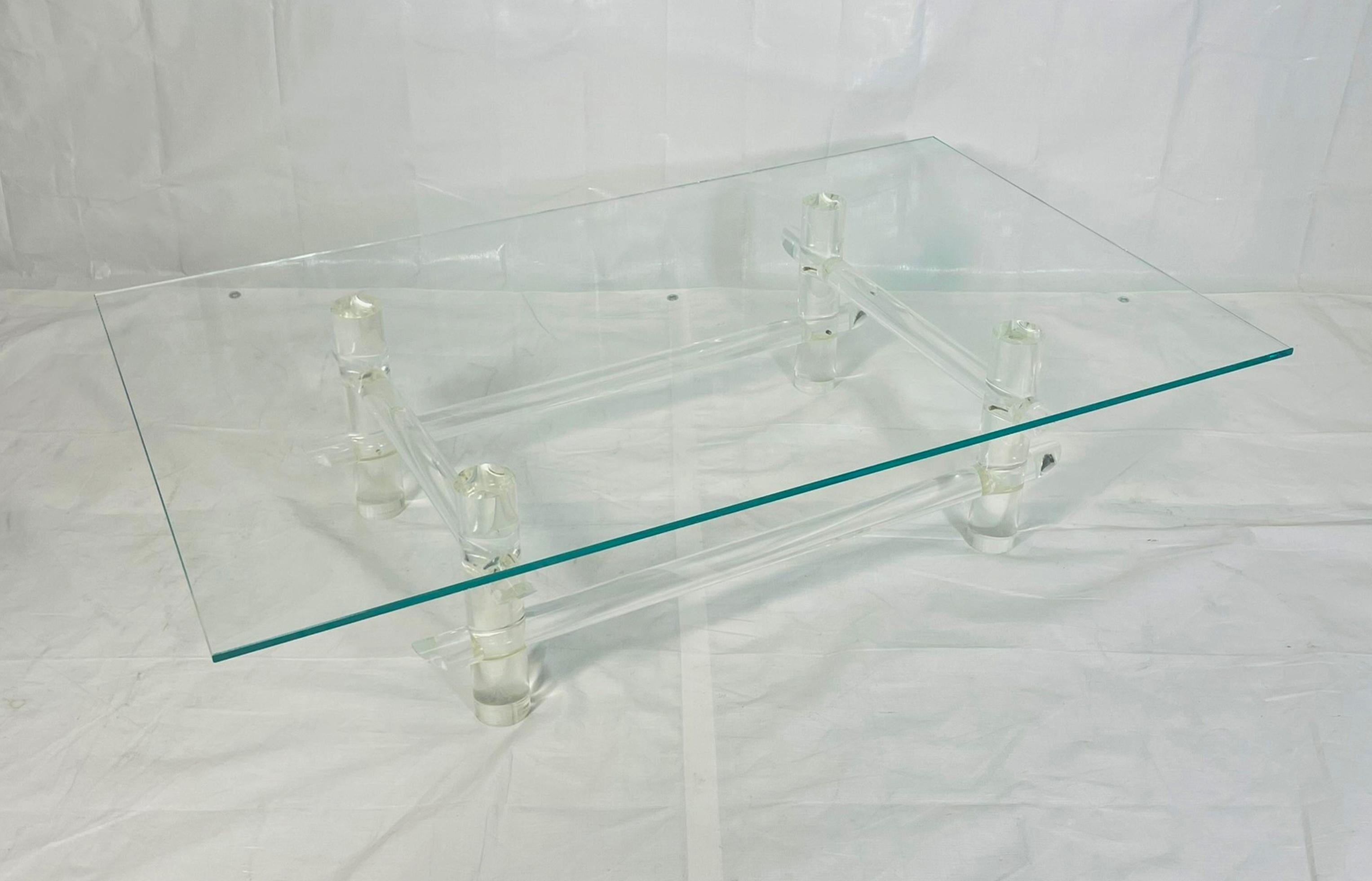 Lucite Rod & Glass Coffee Table Attributed to Les Prismatiques, 1970s Fibra de vidrio en venta