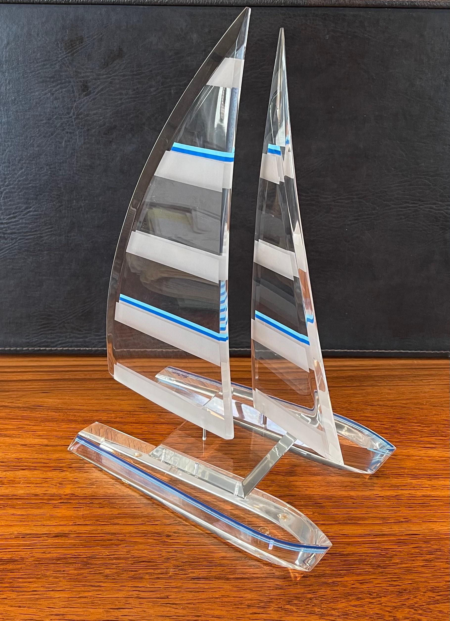 XX secolo Scultura di veliero/catamarano in lucite di Wintrade of Beverly Hills in vendita