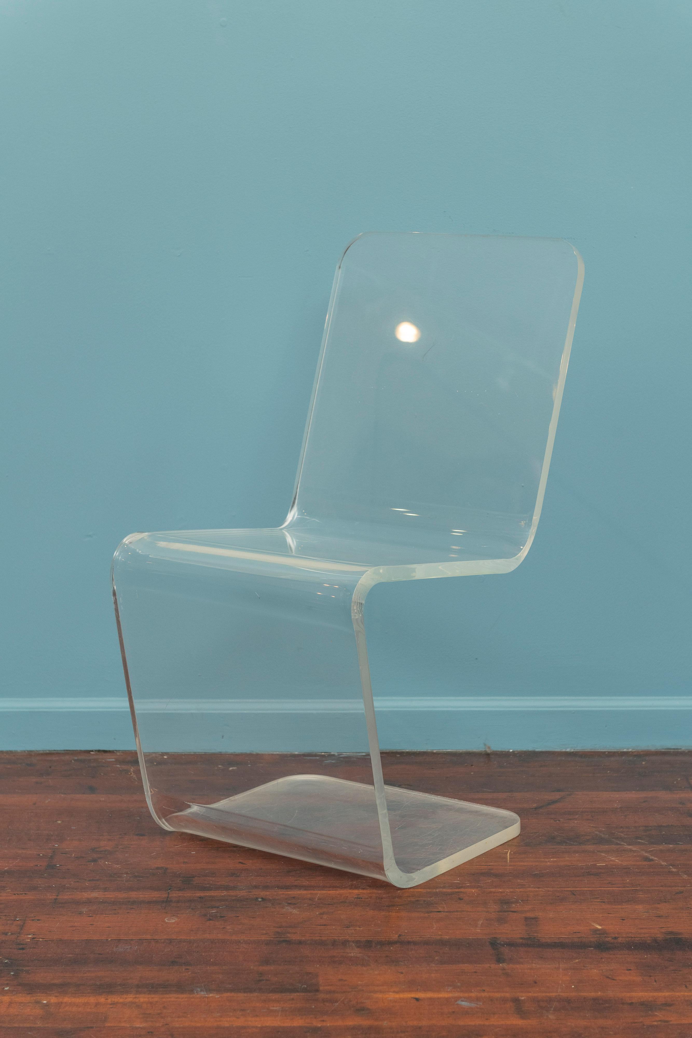 Sedia laterale in lucite solida moderna di metà secolo. Pesante e ben fatto, con alcuni leggeri graffi alla base. Un modulo semplice ed elegante, pronto per essere installato e goduto.
