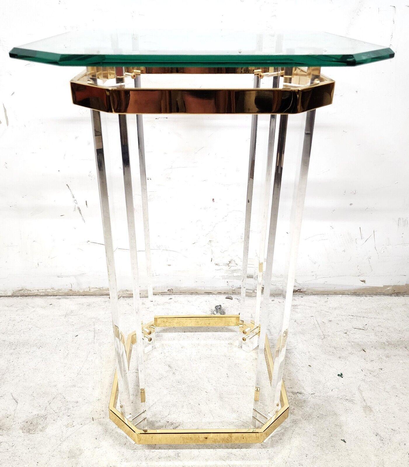 Pour une description complète de l'article, cliquez sur CONTINUER LA LECTURE au bas de cette page.

Offrant l'une de nos récentes acquisitions de meubles fins Palm Beach Estate de A

Table d'appoint en lucite, verre et or 24 carats de style CHARLES