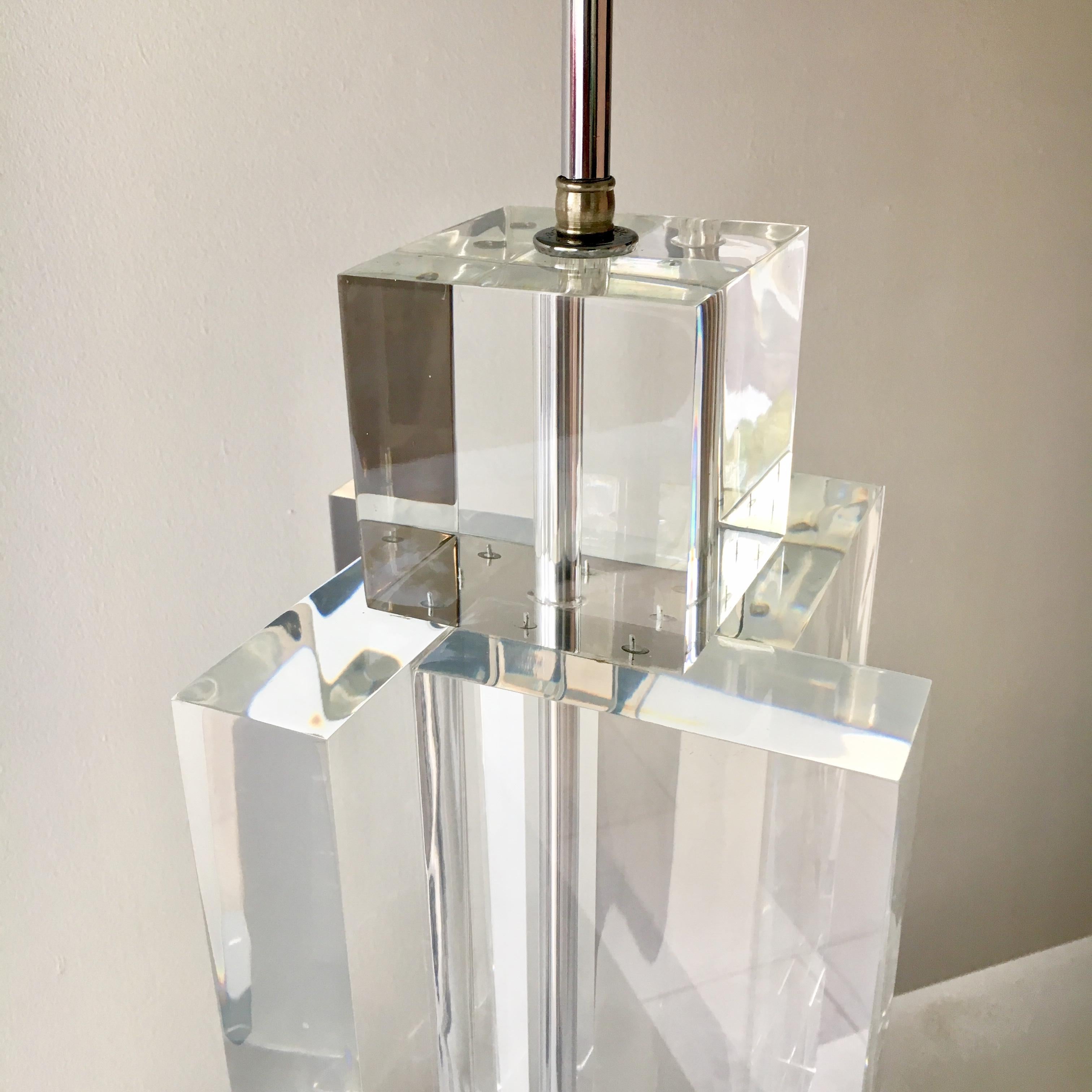 Lucite Skyscraper Table Lamp by 'Les Prismatique', 1970s In Good Condition For Sale In London, GB