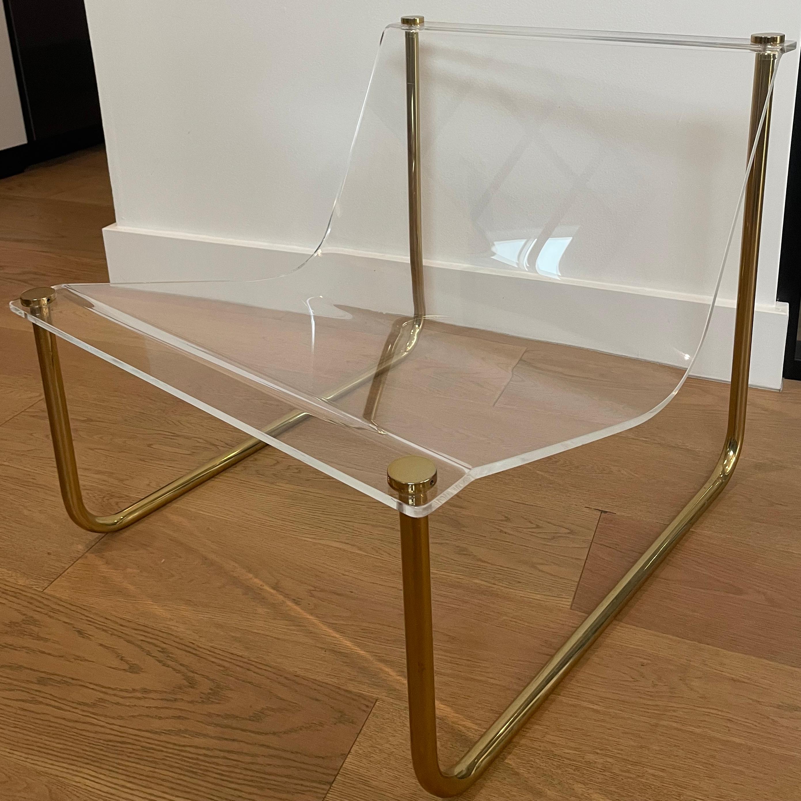 Charles Hollis Jones 'Sling' Stuhl. Sitz aus Lucite mit Messingfuß. Wenig benutzt, gute Qualität.  