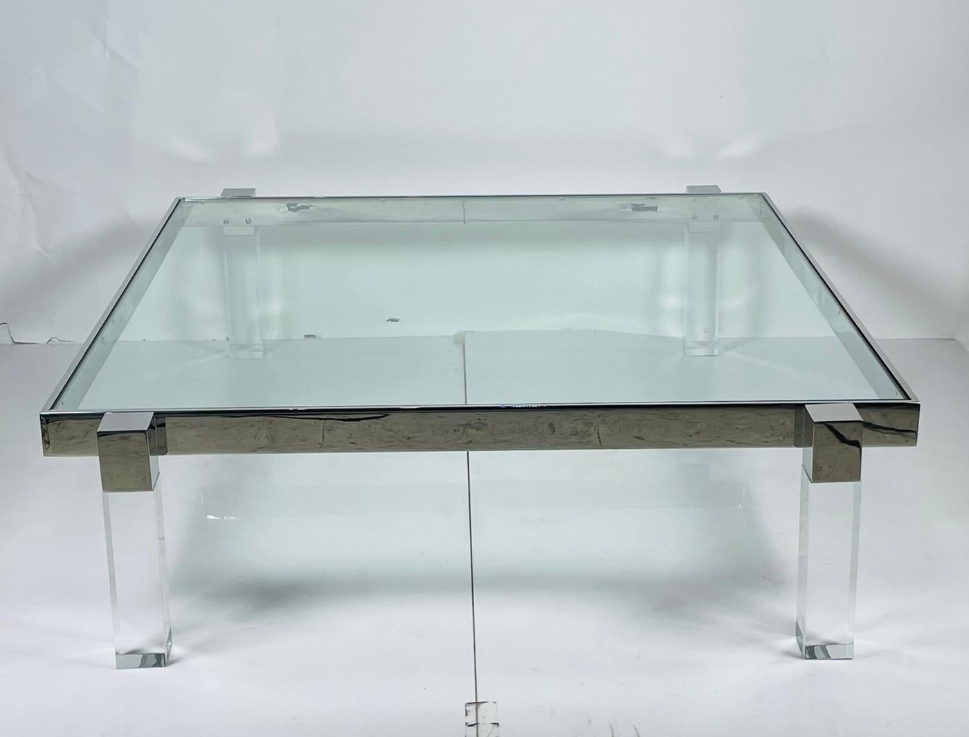 Superbe table basse conçue et fabriquée par Amparo Calderon Tapia.

La pièce est fabriquée à la main à Los Angeles, le cadre est en acier inoxydable massif qui est ensuite hautement poli, proche d'une finition miroir.
Les pieds sont en Lucite solide