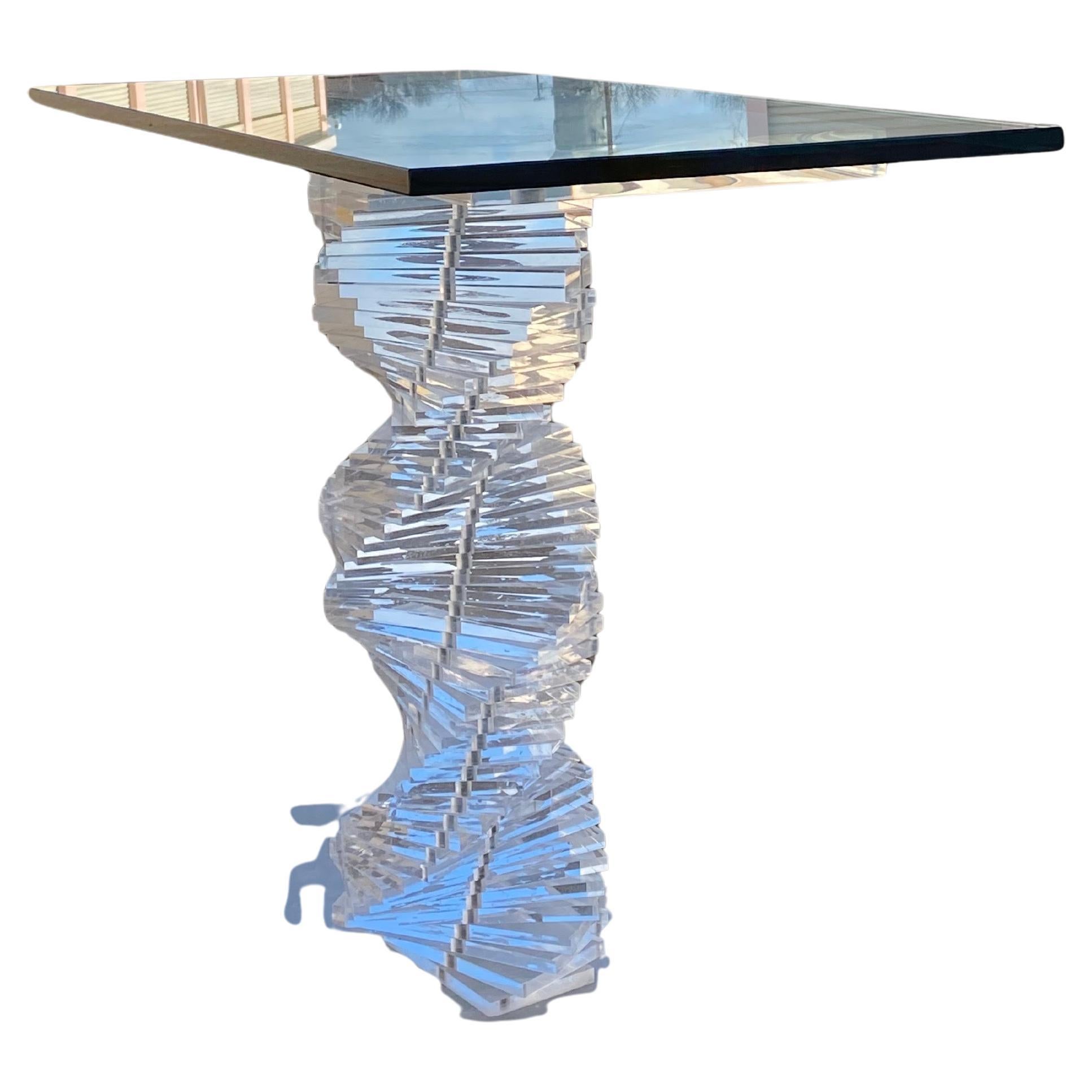 Cette étonnante table console moderne des années 1980 est un véritable témoignage du design audacieux et innovant de l'époque. La table est dotée d'une base étonnante en forme d'hélice, méticuleusement construite à partir d'éléments en Lucite
