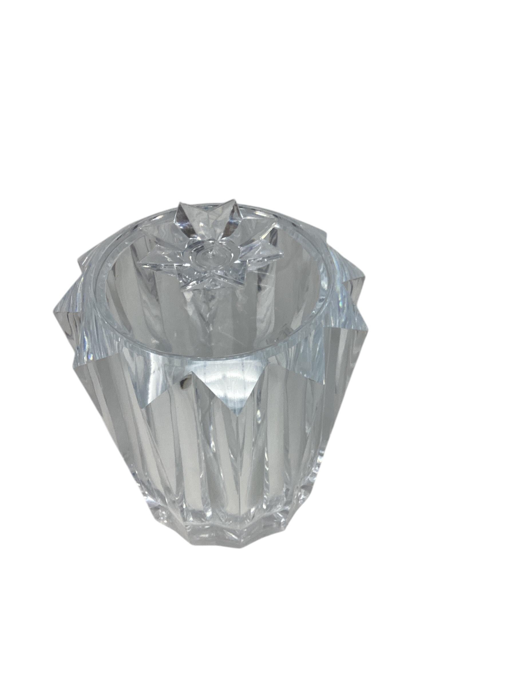 Lucite Starburst Ice Bucket with Tongs In Good Condition For Sale In Chapel Hill, NC