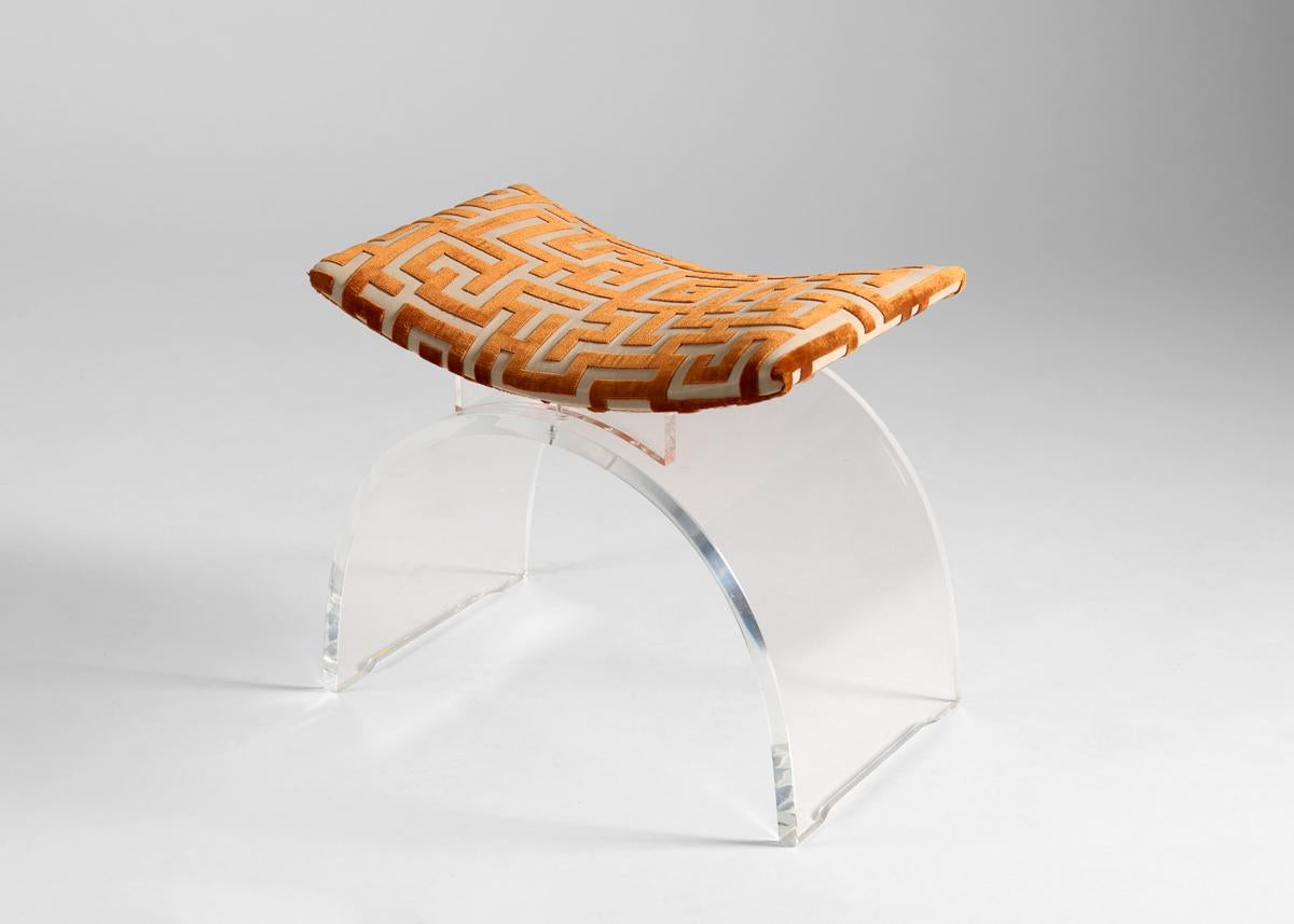 Une base en acrylique transparent, fortement arquée, soutient le siège arqué de ce tabouret du milieu du siècle, donnant à la pièce l'impression de flotter dans l'espace.