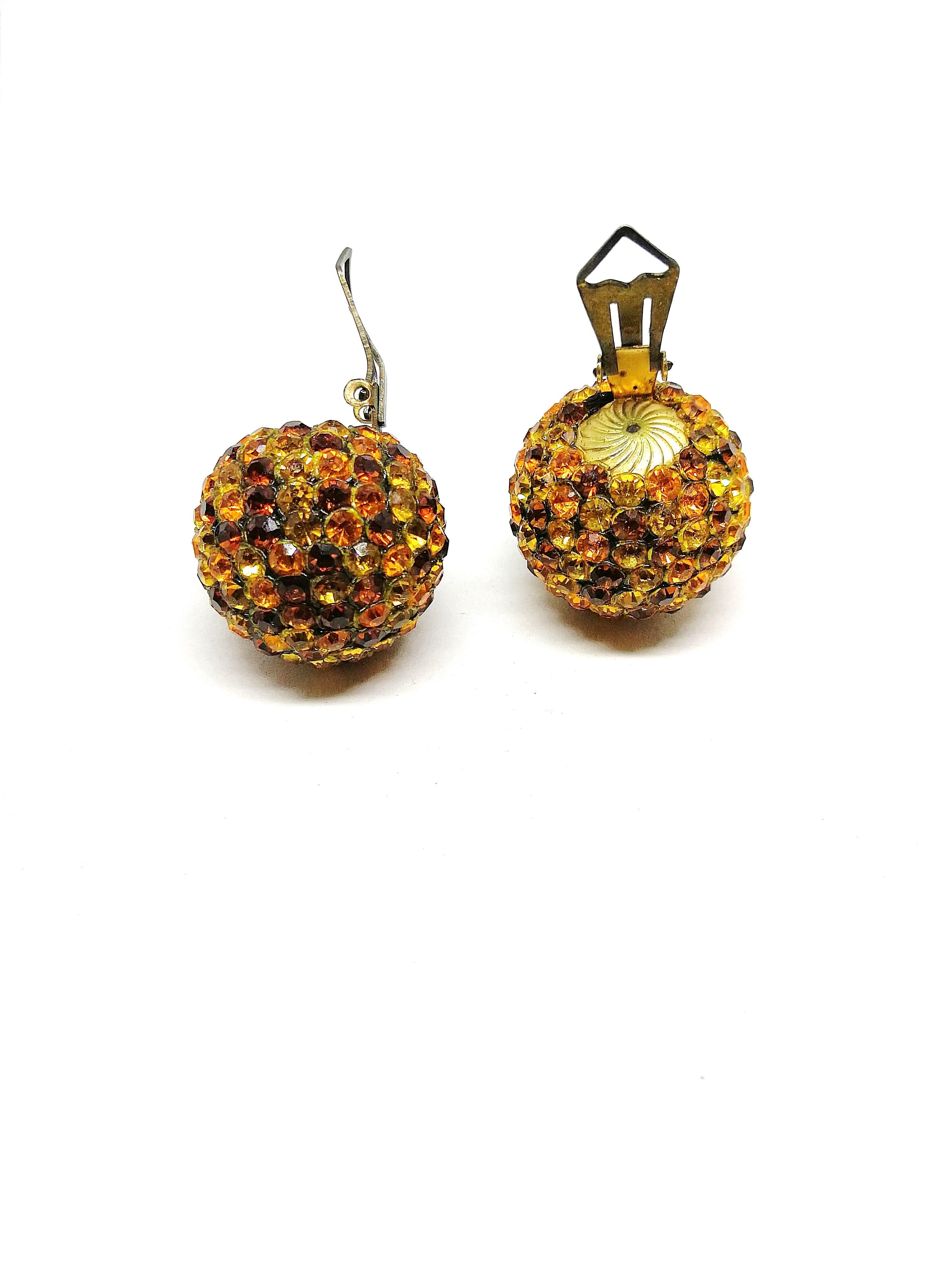 Boucles d'oreilles boule en pâte de topaze cloutée en Lucite, années 1960 en vente 1