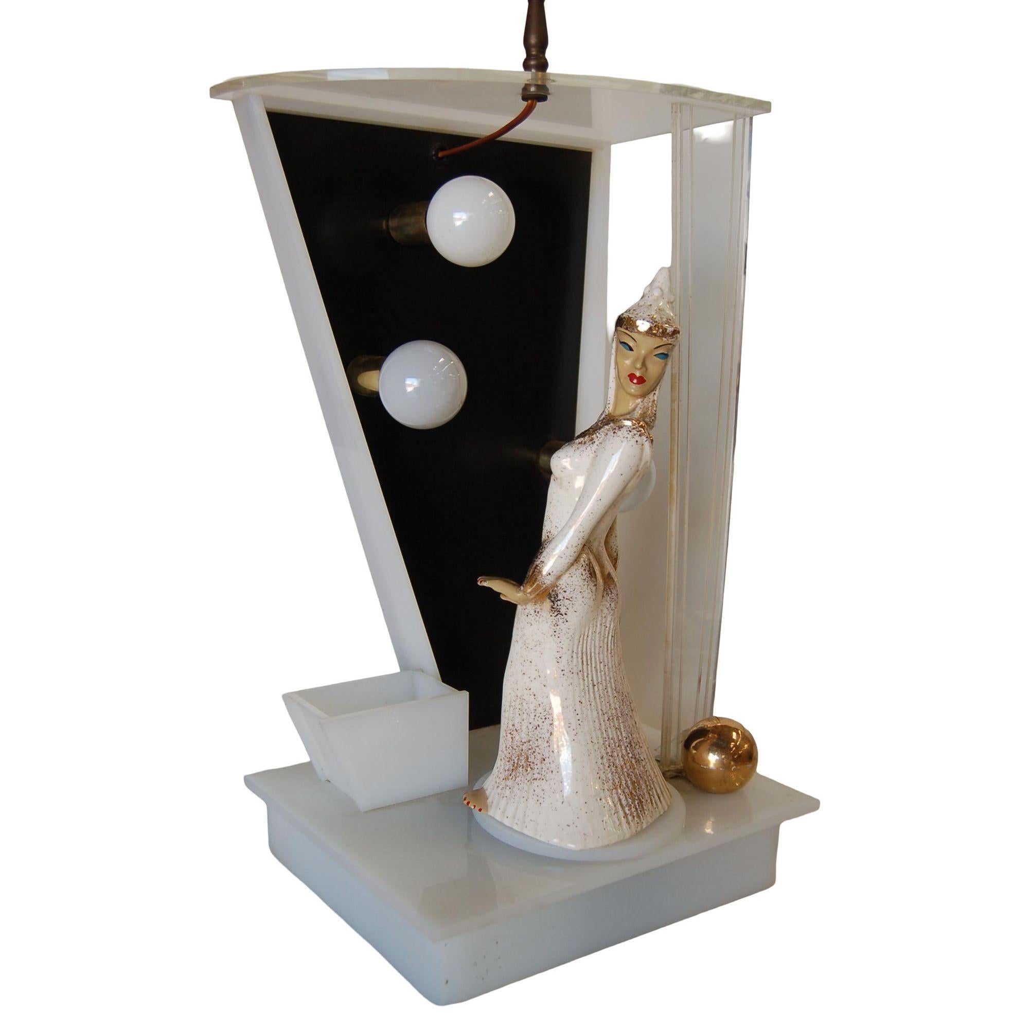 Drehbare Tischlampe aus den 1950er Jahren mit asiatisch inspirierter Keramikfigur von Hedi Schoop auf einem Plexiglassockel von Moss Lighting. Die orientalische Figur ist 12
