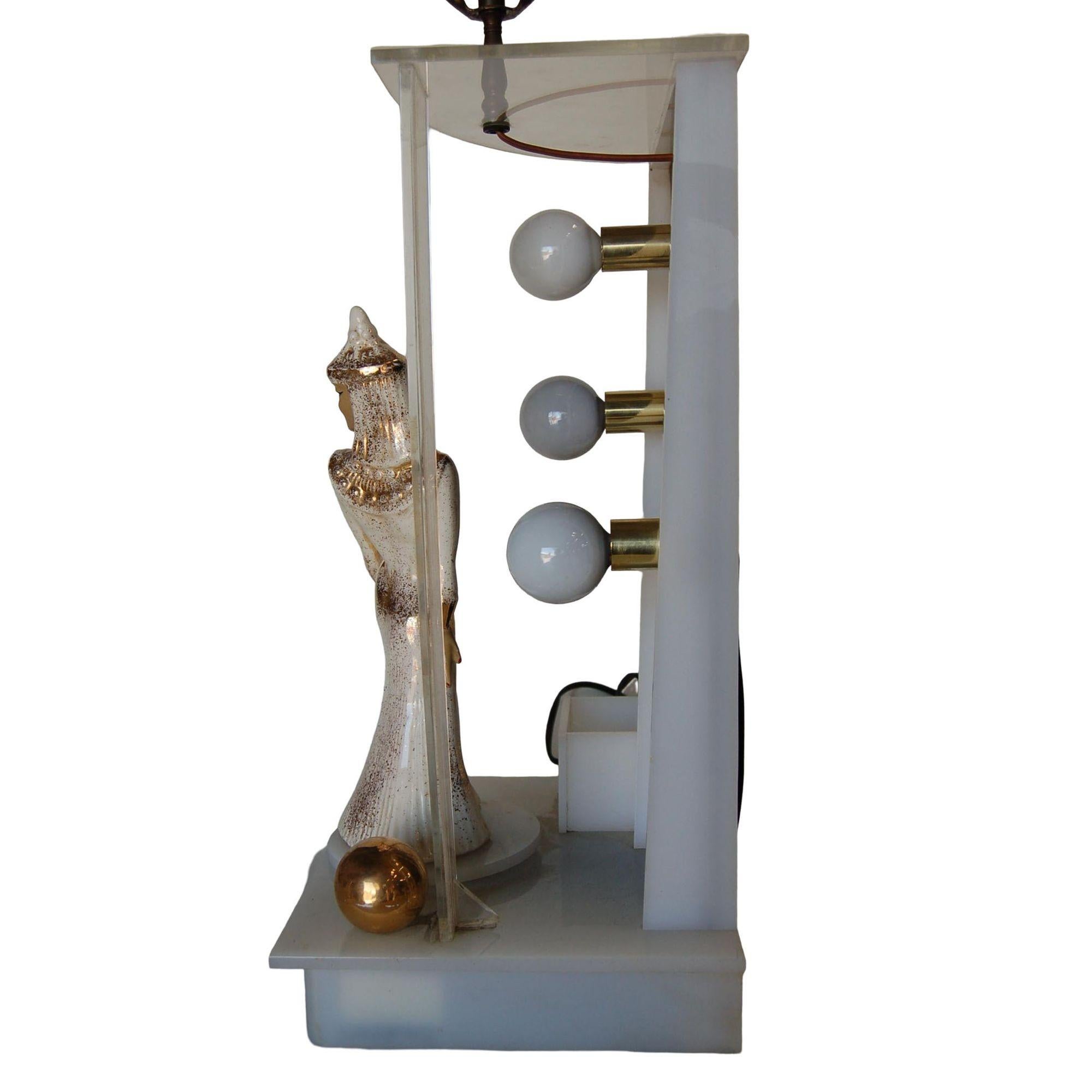 Lucite-Tischlampe von Moss Lighting mit Keramikfigur von Hedi Schoop im Zustand „Gut“ im Angebot in Van Nuys, CA