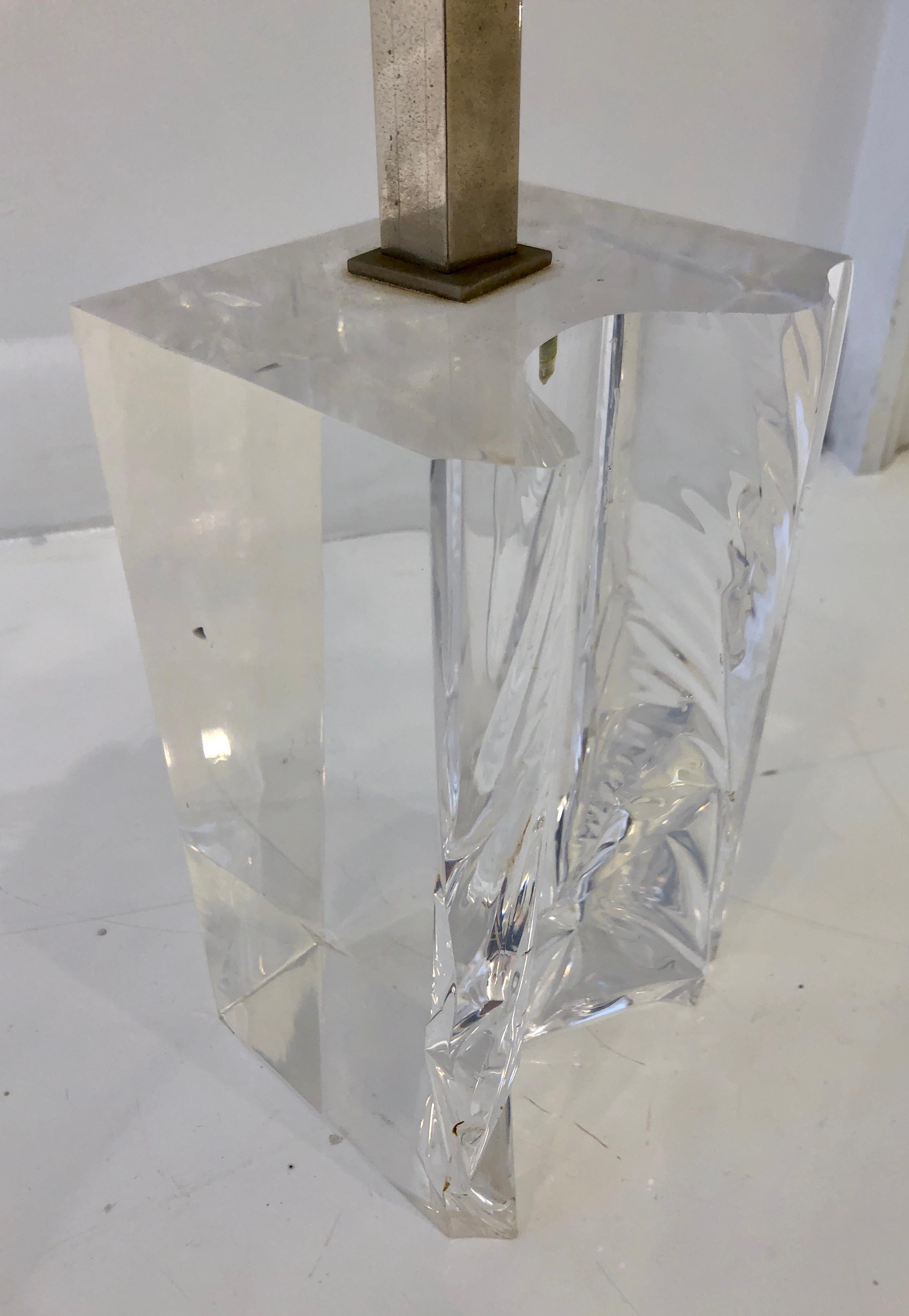 Chic Italian Lucite Table Lamp In Good Condition For Sale In Brooklyn, NY