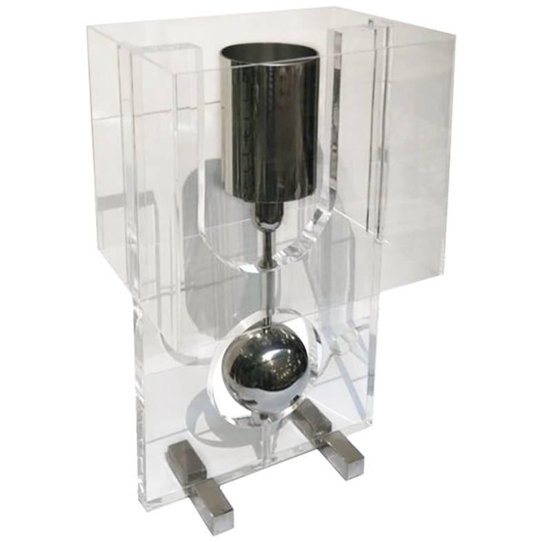 Lampada da tavolo in lucite con plexiglass extra chiaro e ottone nichelato stile anni 
70 in vendita