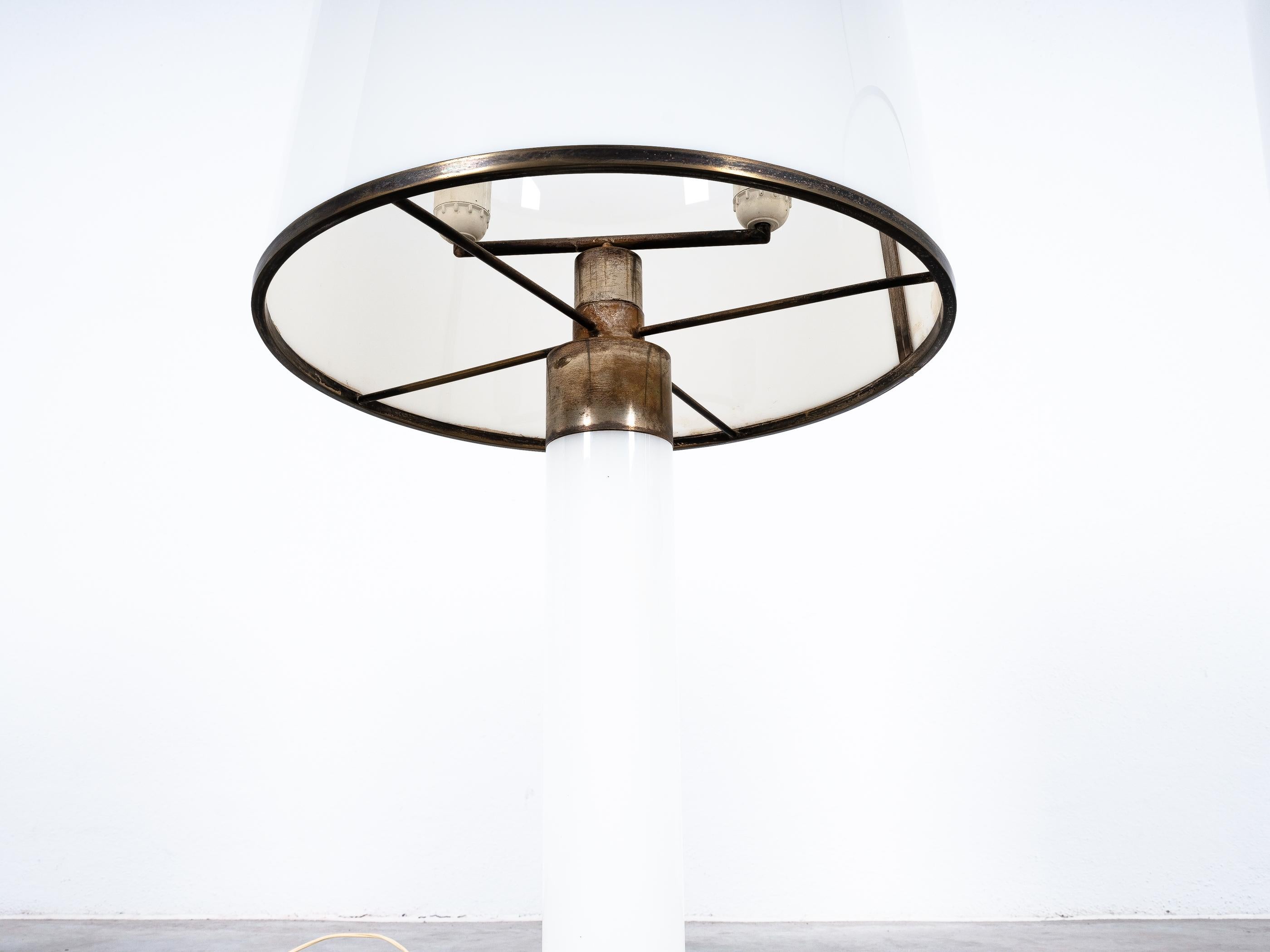 Tisch- oder Stehlampe aus Lucite mit weißem Perspex, Messing, Italien, Mitte des Jahrhunderts 1950er Jahre im Angebot 6