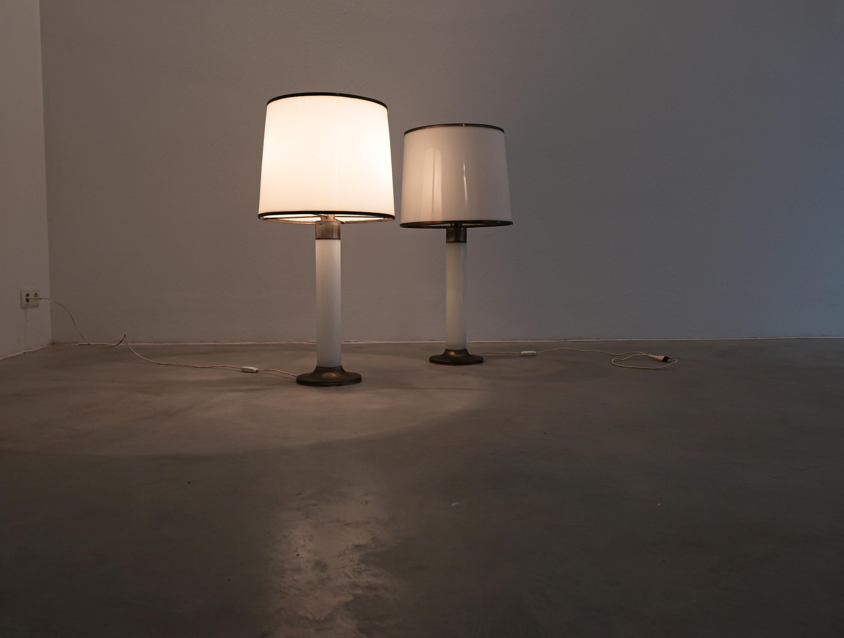 Tisch- oder Stehlampe aus Lucite mit weißem Perspex, Messing, Italien, Mitte des Jahrhunderts 1950er Jahre (Italienisch) im Angebot