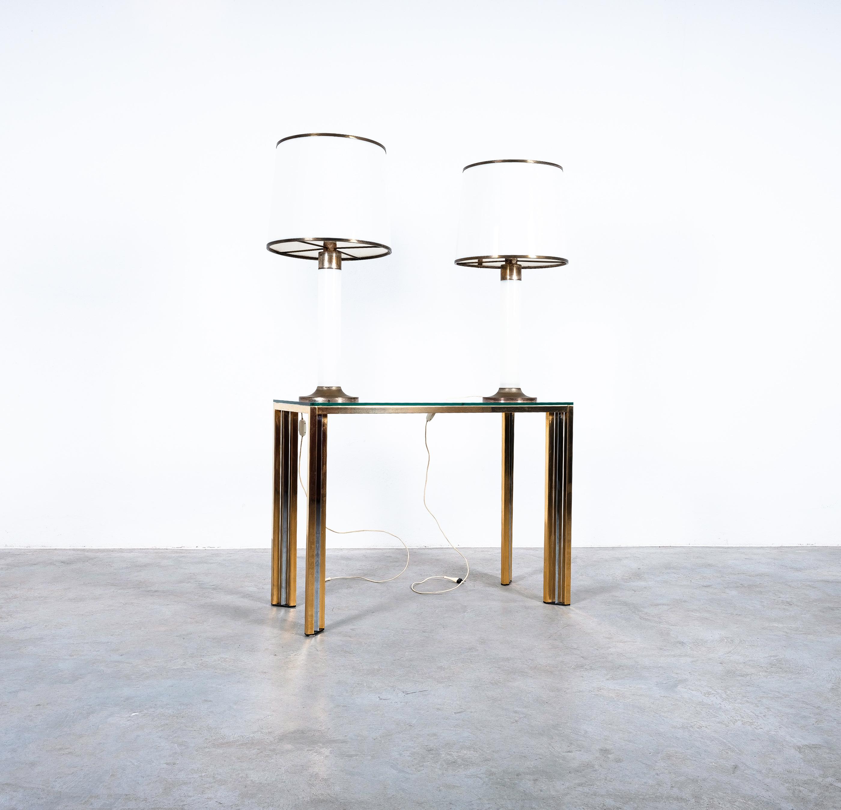 Tisch- oder Stehlampe aus Lucite mit weißem Perspex, Messing, Italien, Mitte des Jahrhunderts 1950er Jahre (Ende des 20. Jahrhunderts) im Angebot
