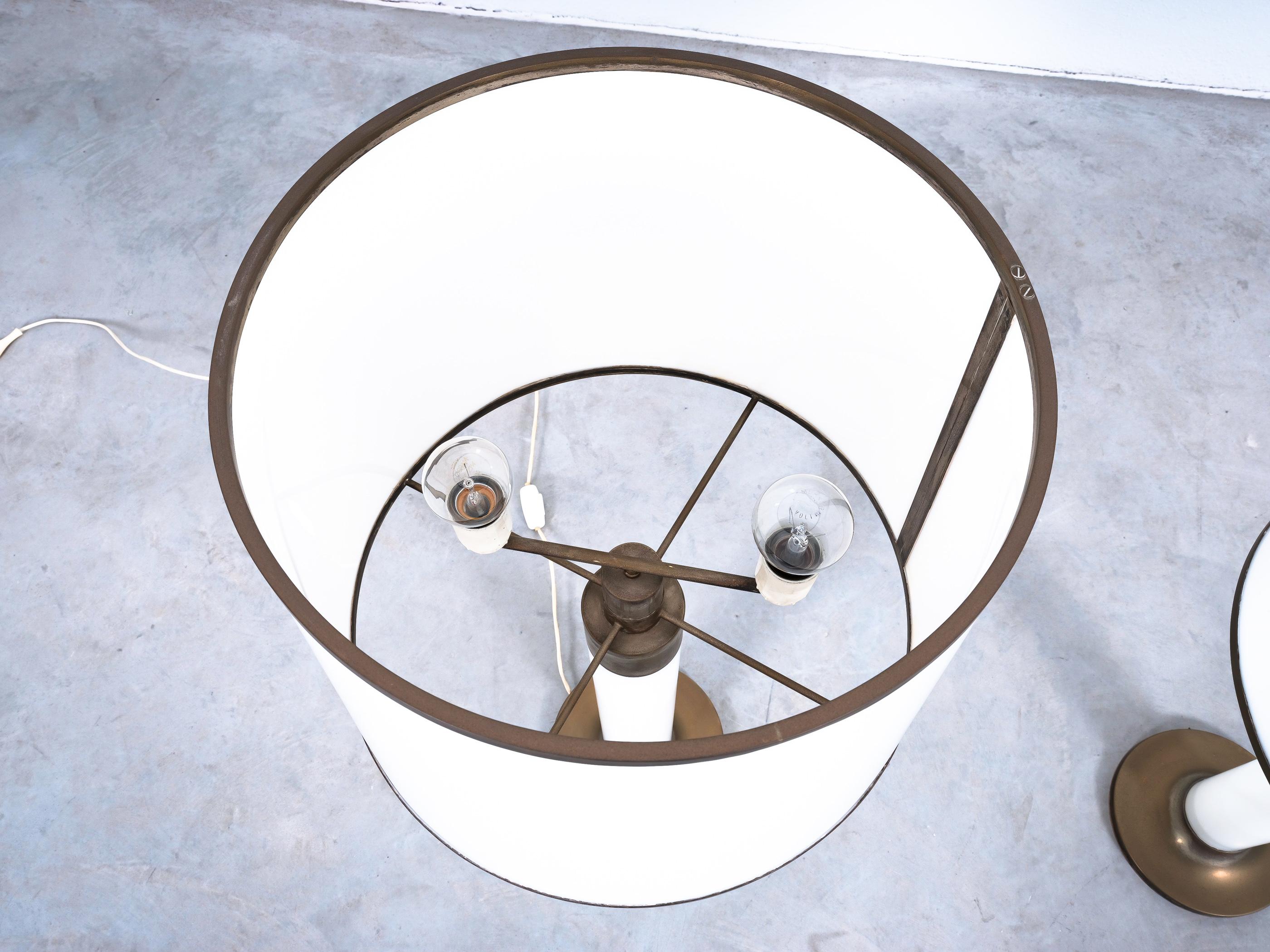 Lampadaire ou lampe de table en lucite géante en perspex blanc, laiton, Italie, milieu des années 1950 en vente 2