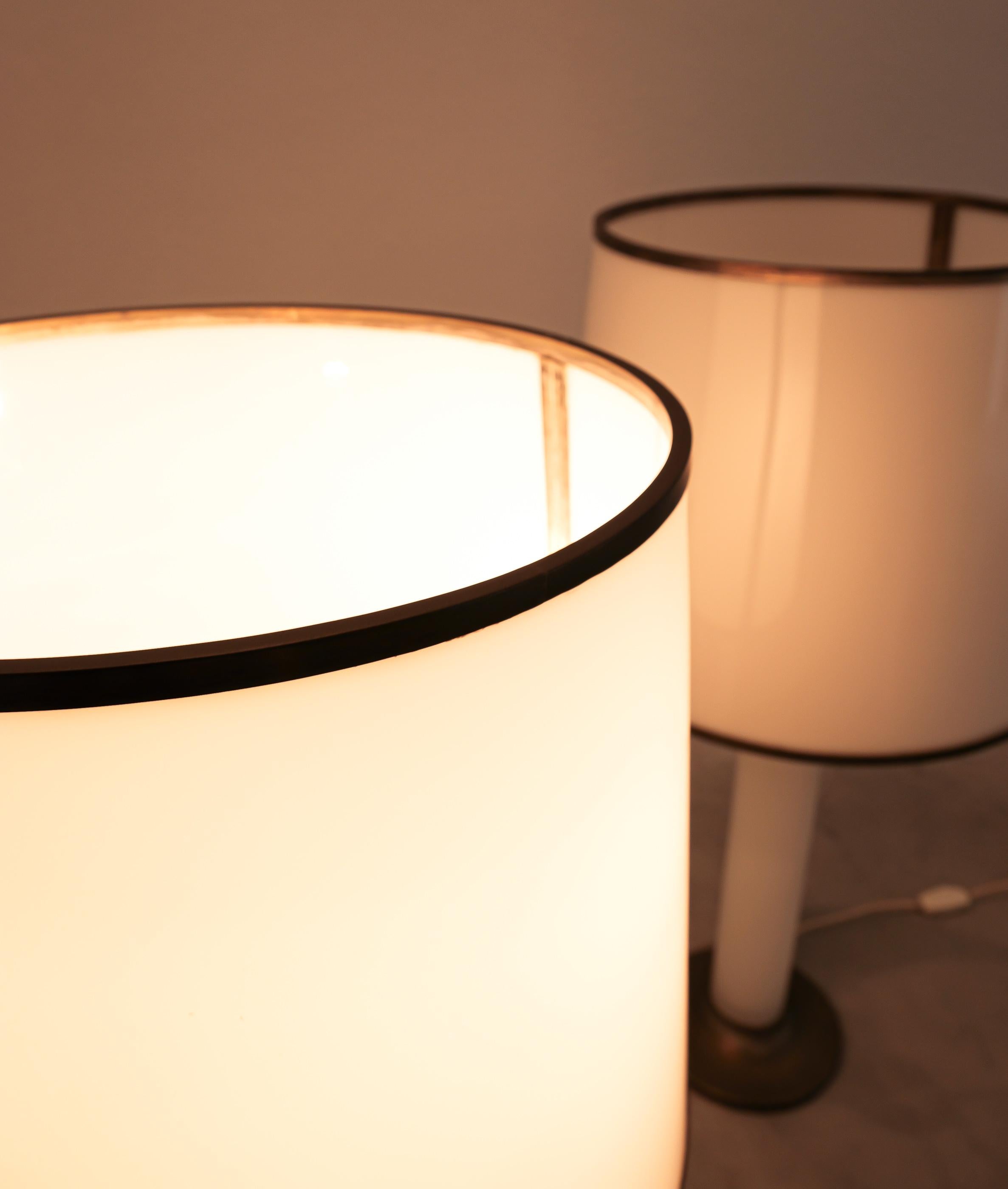 Tisch- oder Stehlampe aus Lucite mit weißem Perspex, Messing, Italien, Mitte des Jahrhunderts 1950er Jahre im Angebot 4