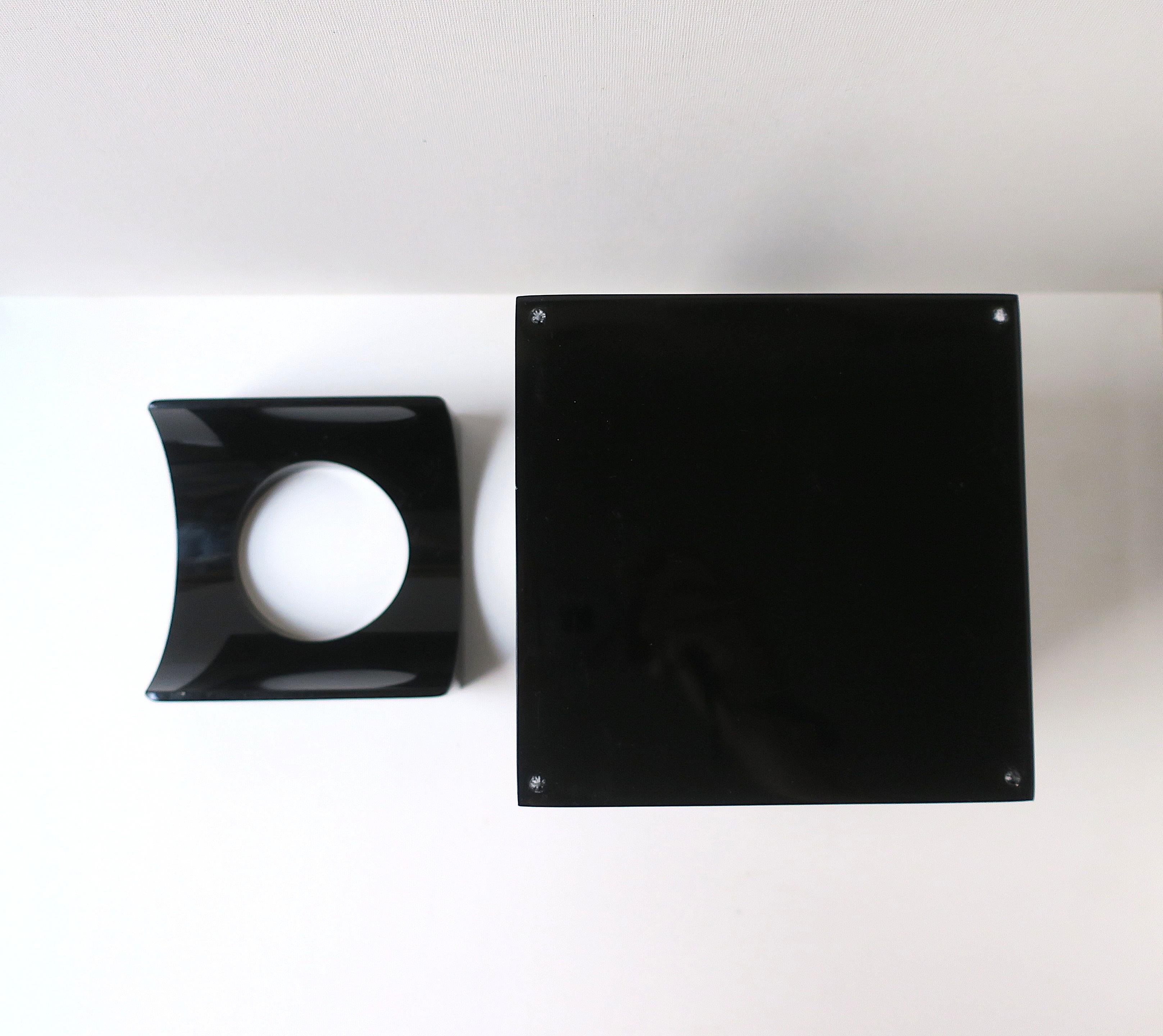 Boîte à mouchoirs en lucite noire en vente 4