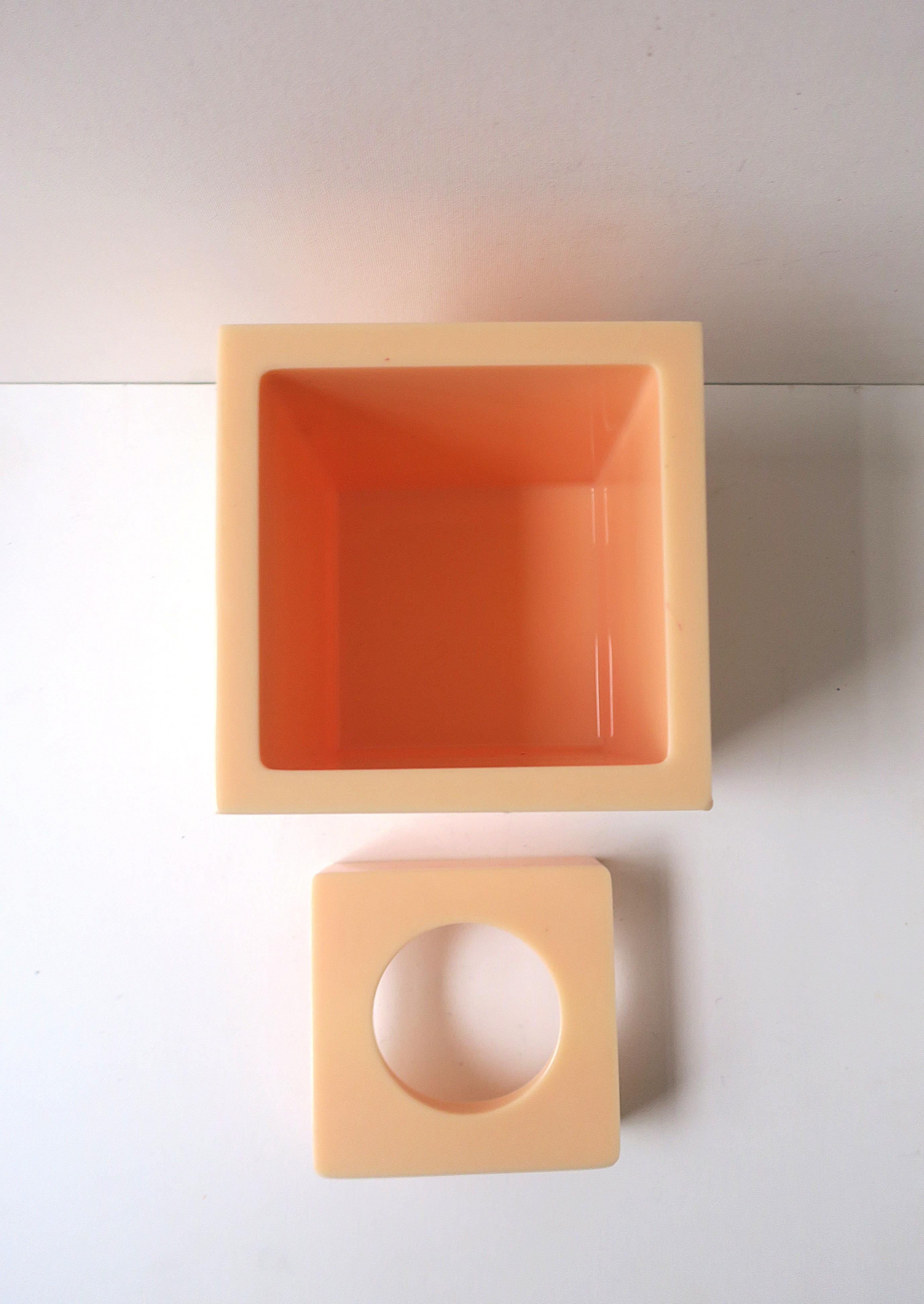 Caja de pañuelos Lucite en venta 6
